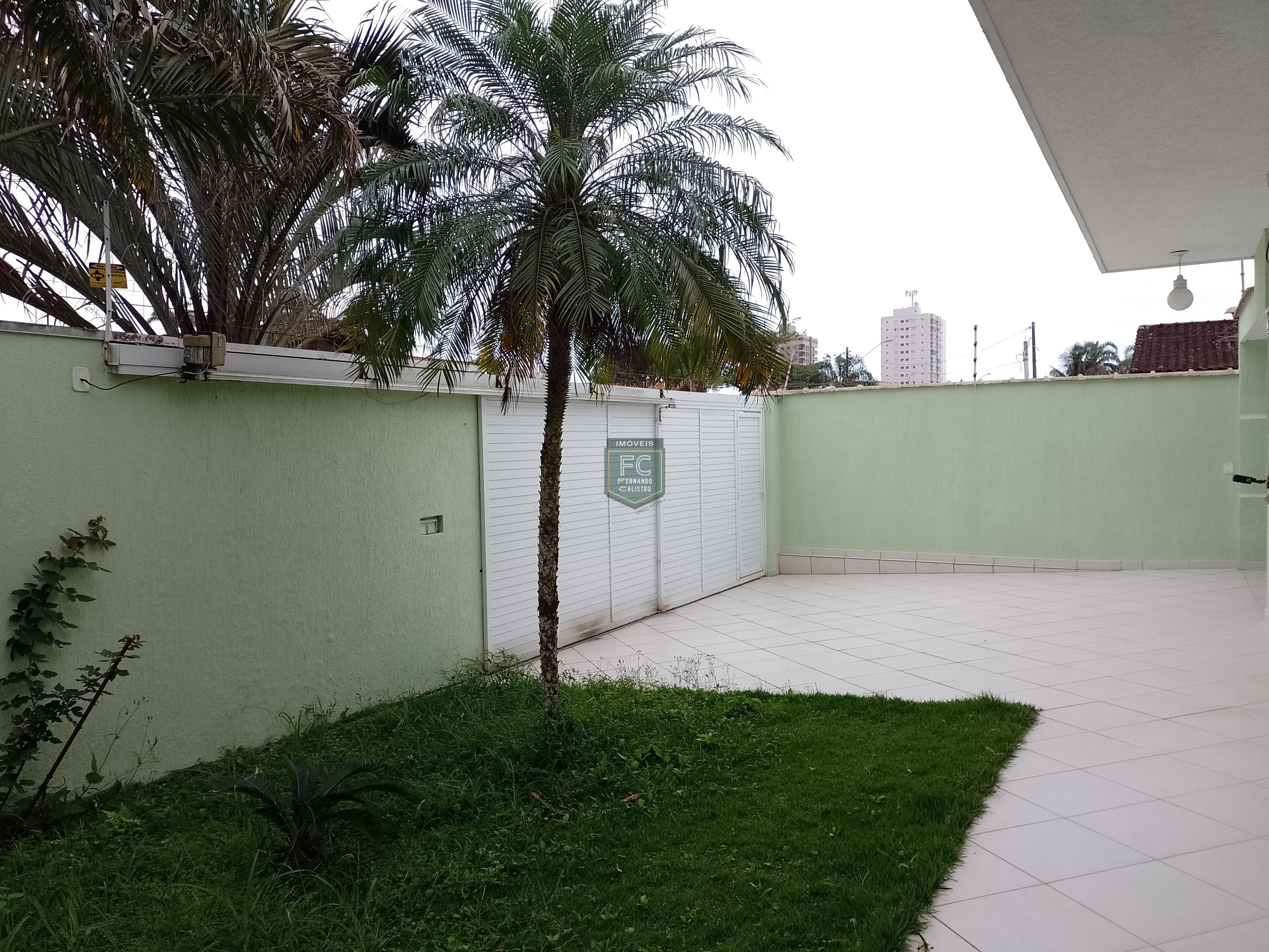 Casa térrea isolada 3 dormitórios (2 suítes) dorm. Serviço, 