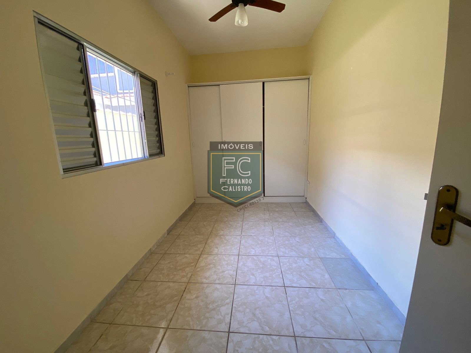 Casa com 2 dormitórios (1 suíte), 2 vagas cobertas, proxima a comércio e estrada, só R$270 mil, financiamento bancario e direto, itaóca, mongaguá/sp