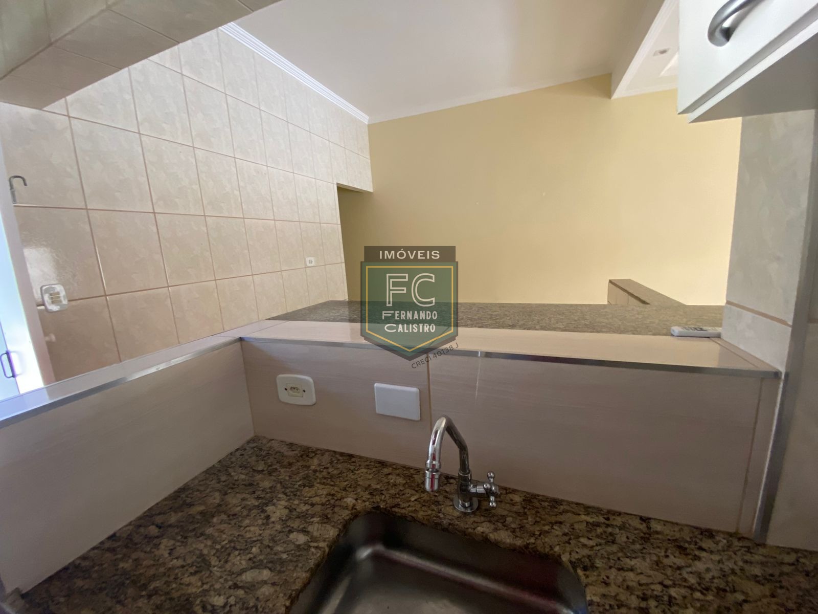 Casa com 2 dormitórios (1 suíte), 2 vagas cobertas, proxima 