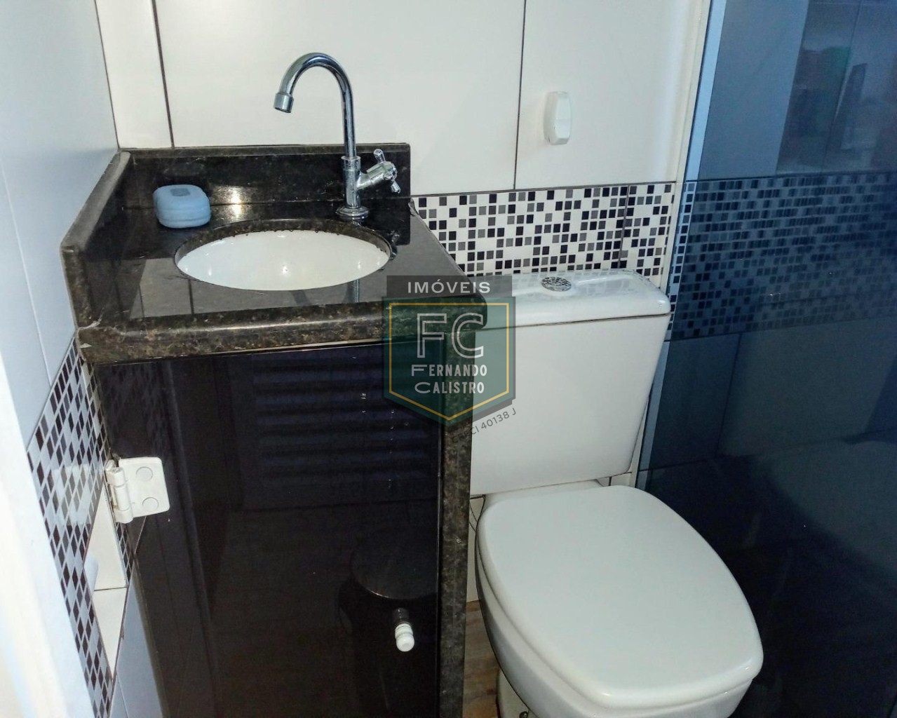 Sobrado 2 suítes em condomínio fechado, pronto p/ morar, financiamento bancário, ótima localização, lado pista, rua central, bal. Itaguaí, mongaguá/sp
