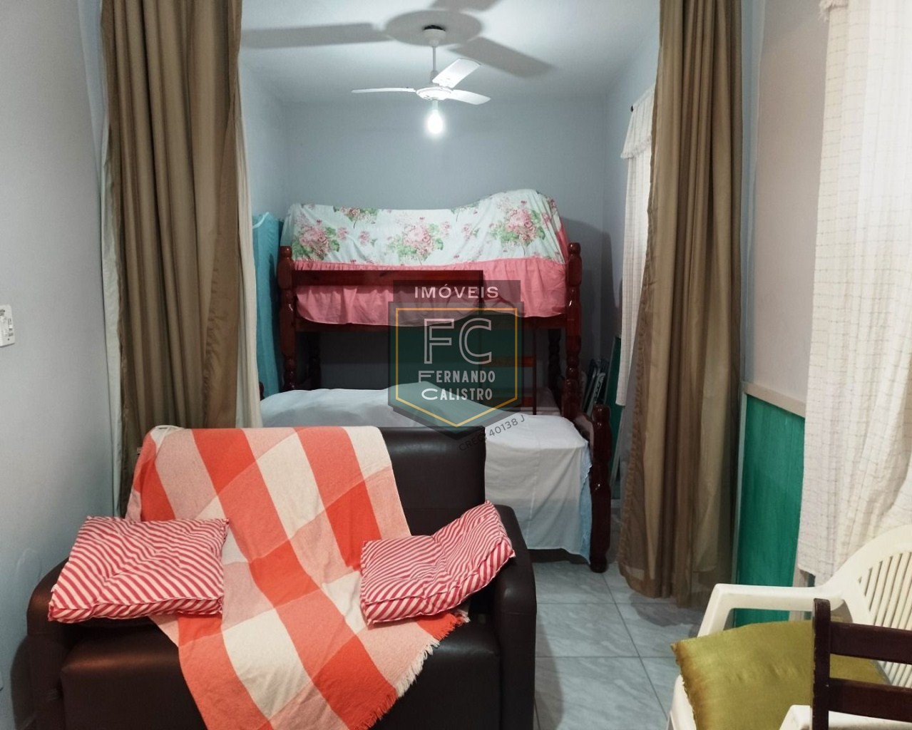 Kitnet térreo, reformado, mobiliado, 1 vaga, 350 mts da praia, local estratégico, ótimo investimento! aceita financiamento! jd. Real, praia grande/sp