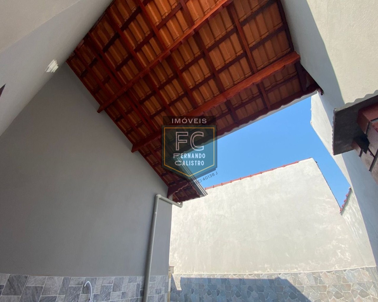 Casa térrea nova 2 dormitórios (1 suíte), quintal c/ piscina e churrasqueira, 3 vagas, só R$ 290.000! financiamento bancário, lado pista, mongaguá sp