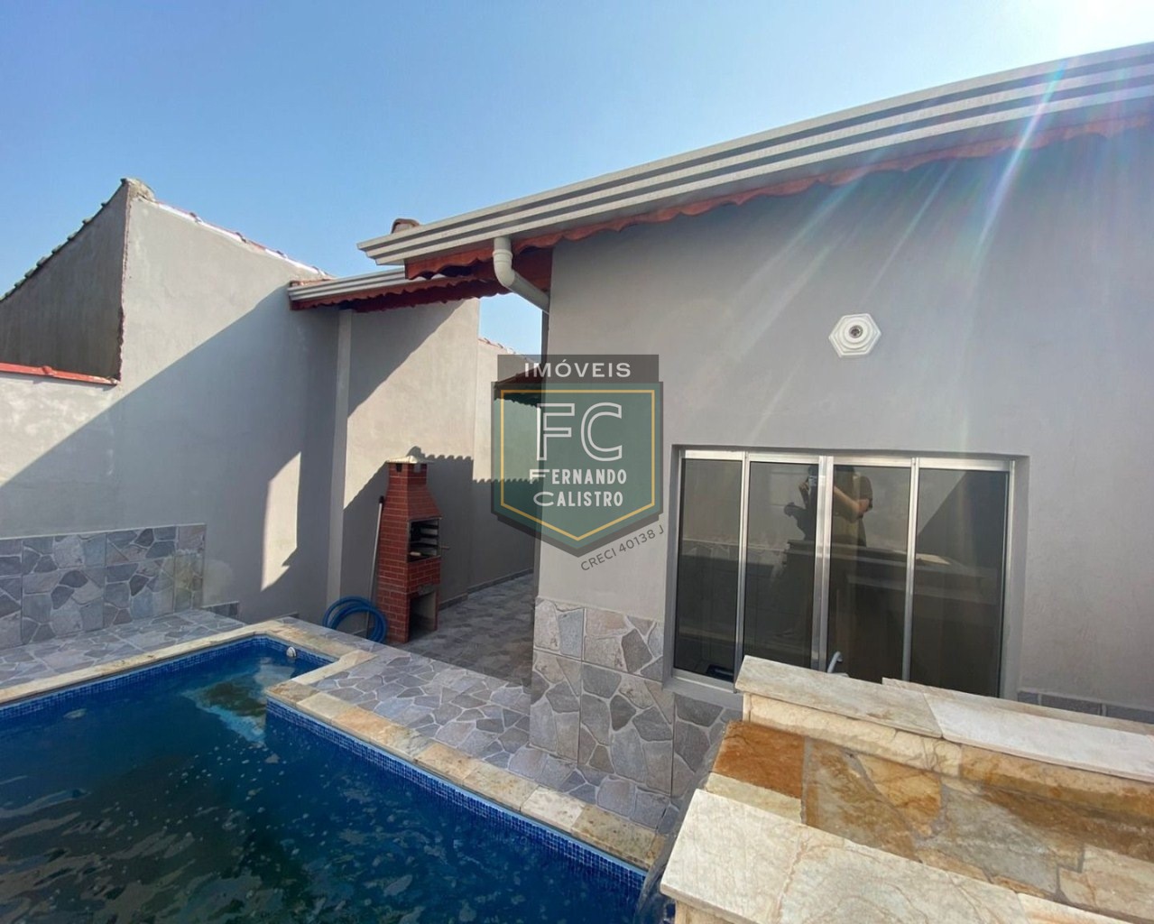 Casa térrea nova 2 dormitórios (1 suíte), quintal c/ piscina