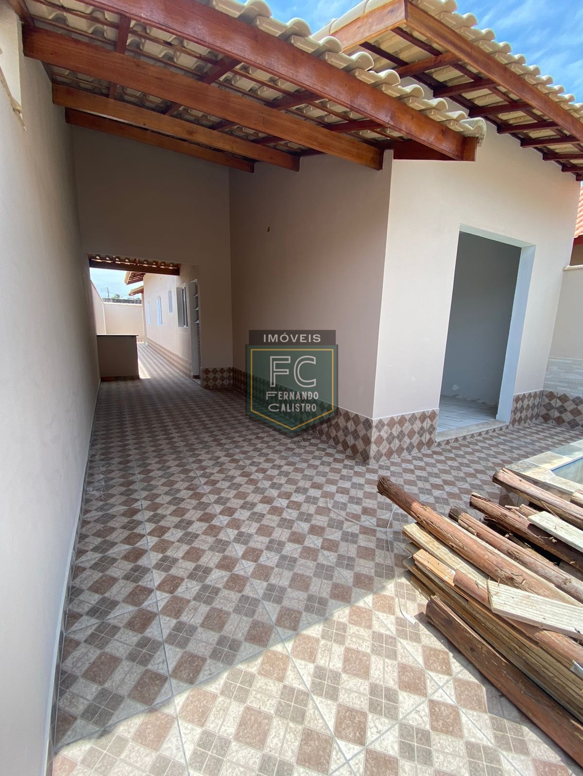 Casa térrea nova, moderna, 2 dormitórios (1 suíte), quintal,