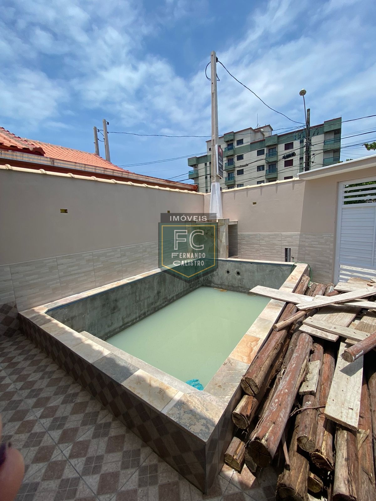 Casa térrea nova, moderna, 2 dormitórios (1 suíte), quintal,