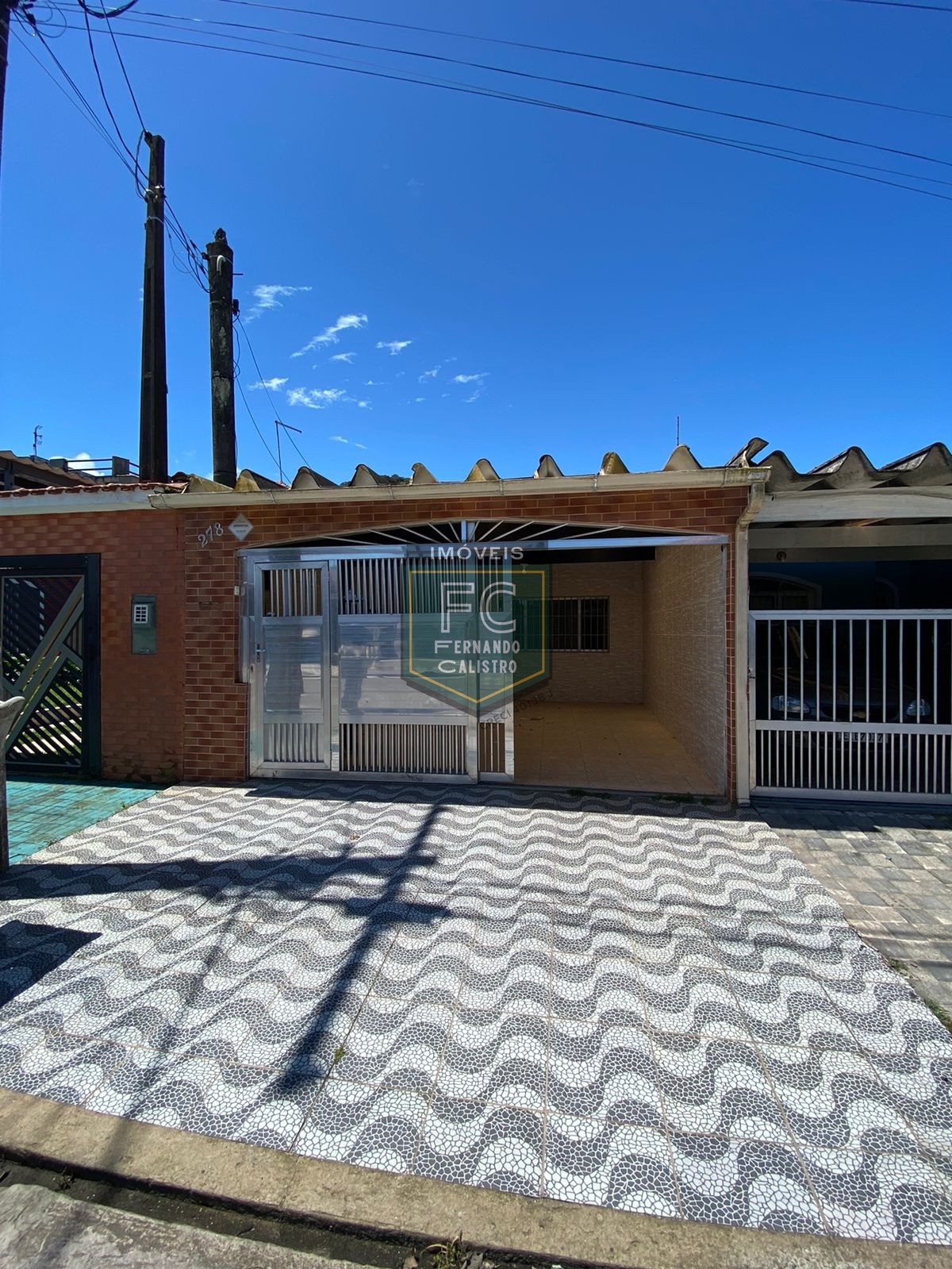Casa com 2 dormitórios (1 suíte), 2 vagas cobertas, proxima 
