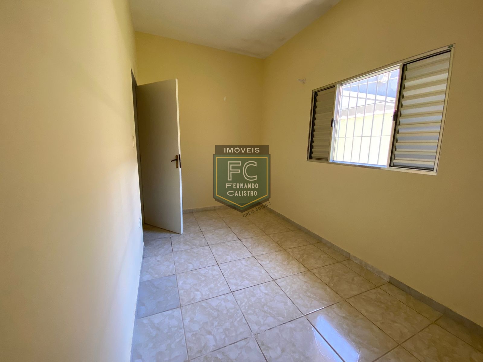 Casa com 2 dormitórios (1 suíte), 2 vagas cobertas, proxima a comércio e estrada, só R$270 mil, financiamento bancario e direto, itaóca, mongaguá/sp