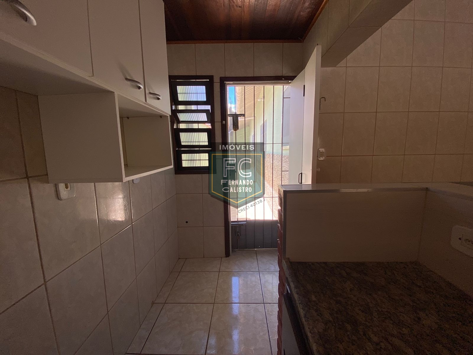 Casa com 2 dormitórios (1 suíte), 2 vagas cobertas, proxima 