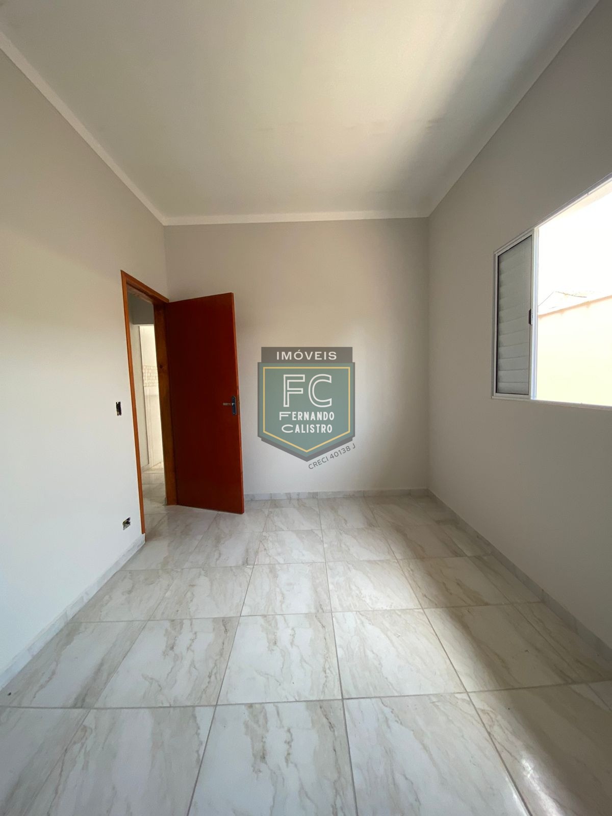 Casa térrea nova, moderna, 2 dormitórios (1 suíte), quintal,