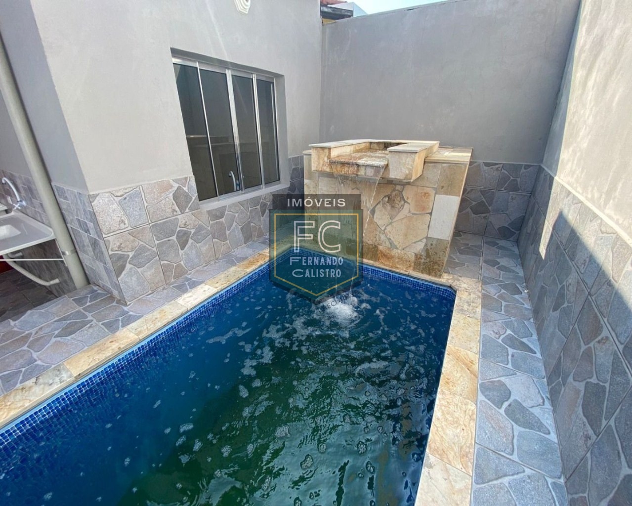 Casa térrea nova 2 dormitórios (1 suíte), quintal c/ piscina e churrasqueira, 3 vagas, só R$ 290.000! financiamento bancário, lado pista, mongaguá sp