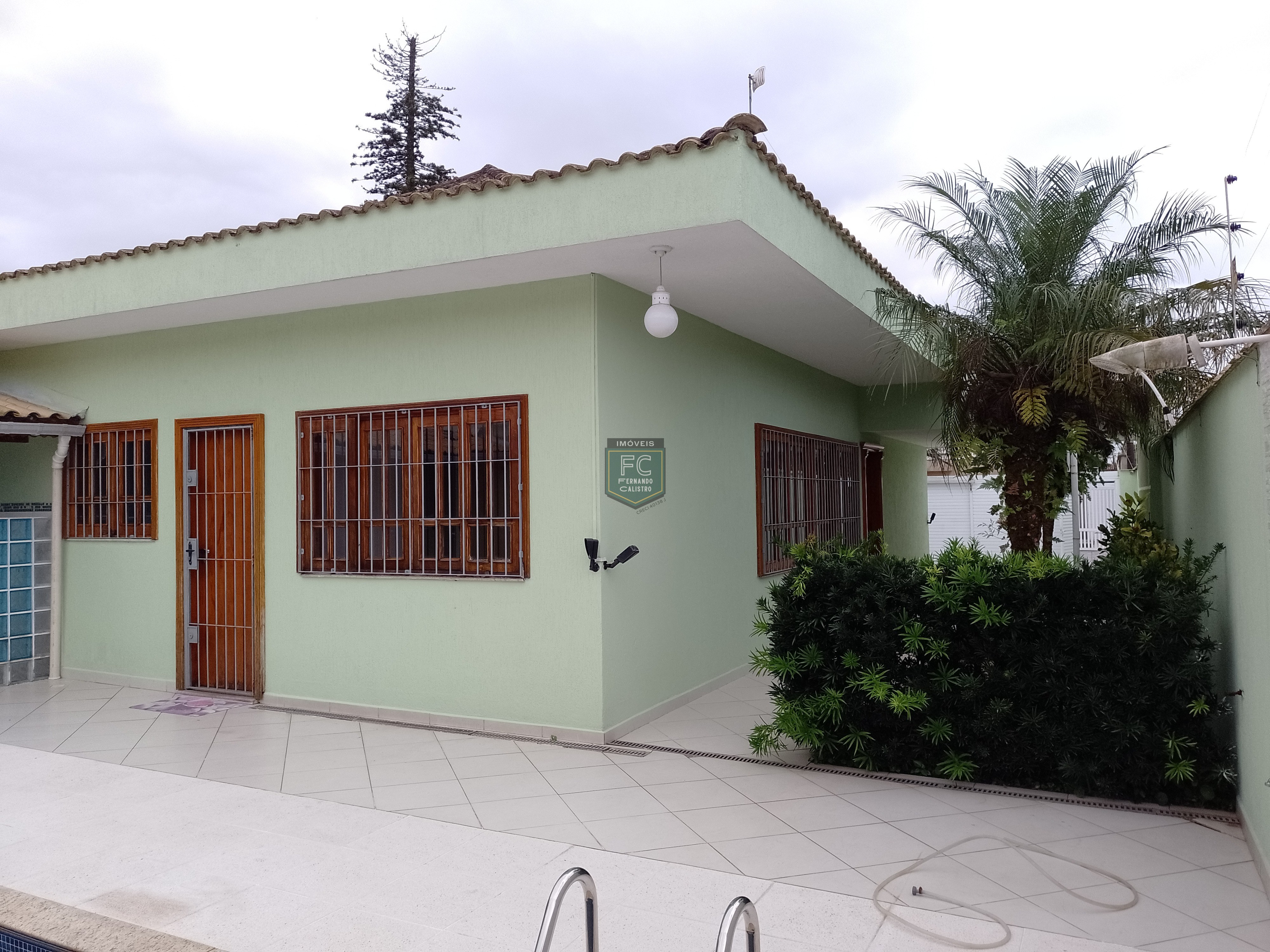 Casa térrea isolada 3 dormitórios (2 suítes) + dorm. Serviço, 318,5m² área total, piscina, espaço gourmet, z. Militar, bal. Flórida, praia grande sp