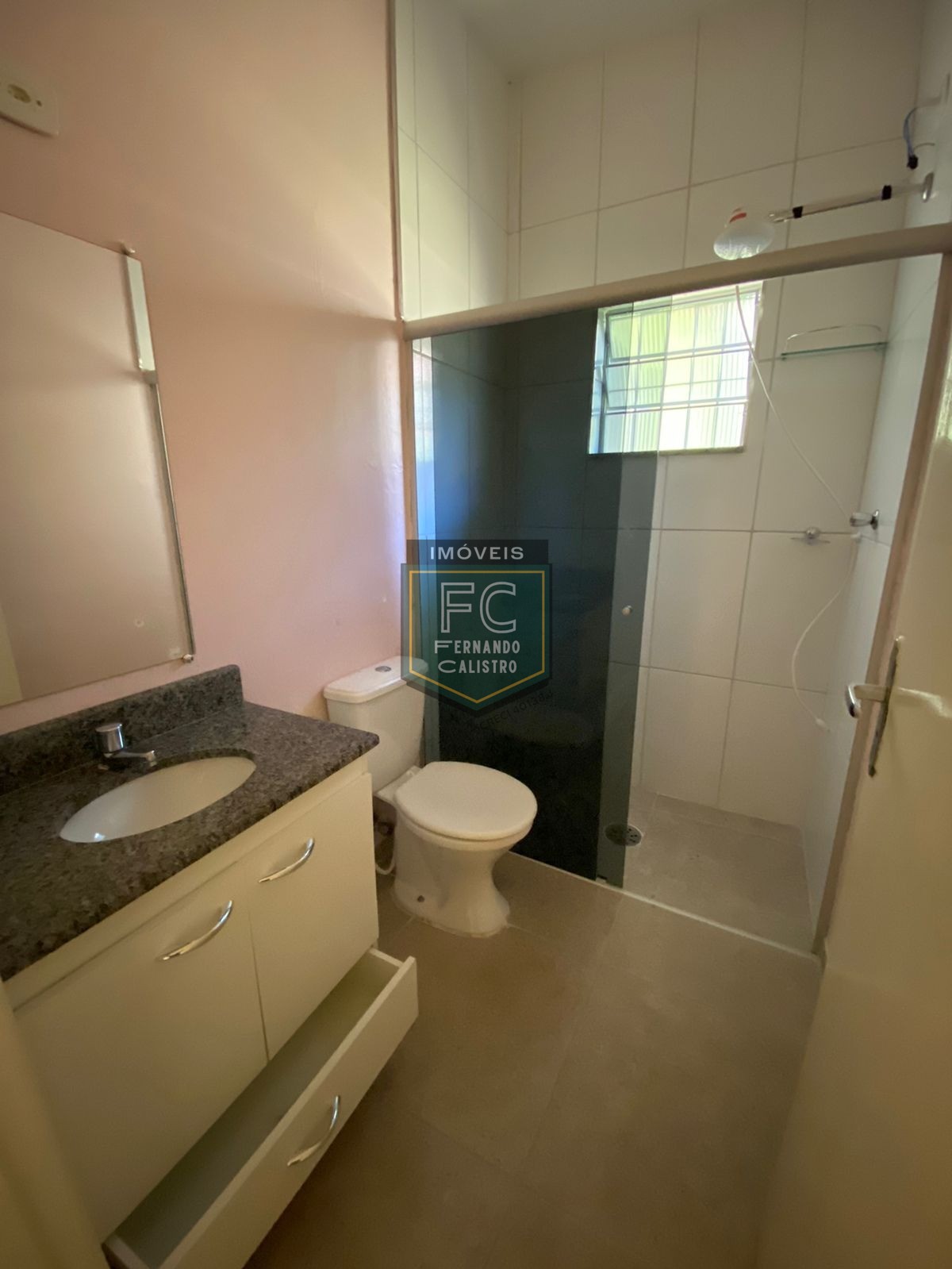 Casa com 2 dormitórios (1 suíte), 2 vagas cobertas, proxima a comércio e estrada, só R$270 mil, financiamento bancario e direto, itaóca, mongaguá/sp