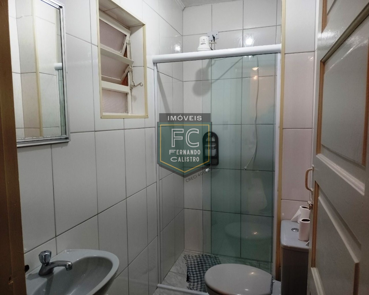 Kitnet térreo, reformado, mobiliado, 1 vaga, 350 mts da praia, local estratégico, ótimo investimento! aceita financiamento! jd. Real, praia grande/sp