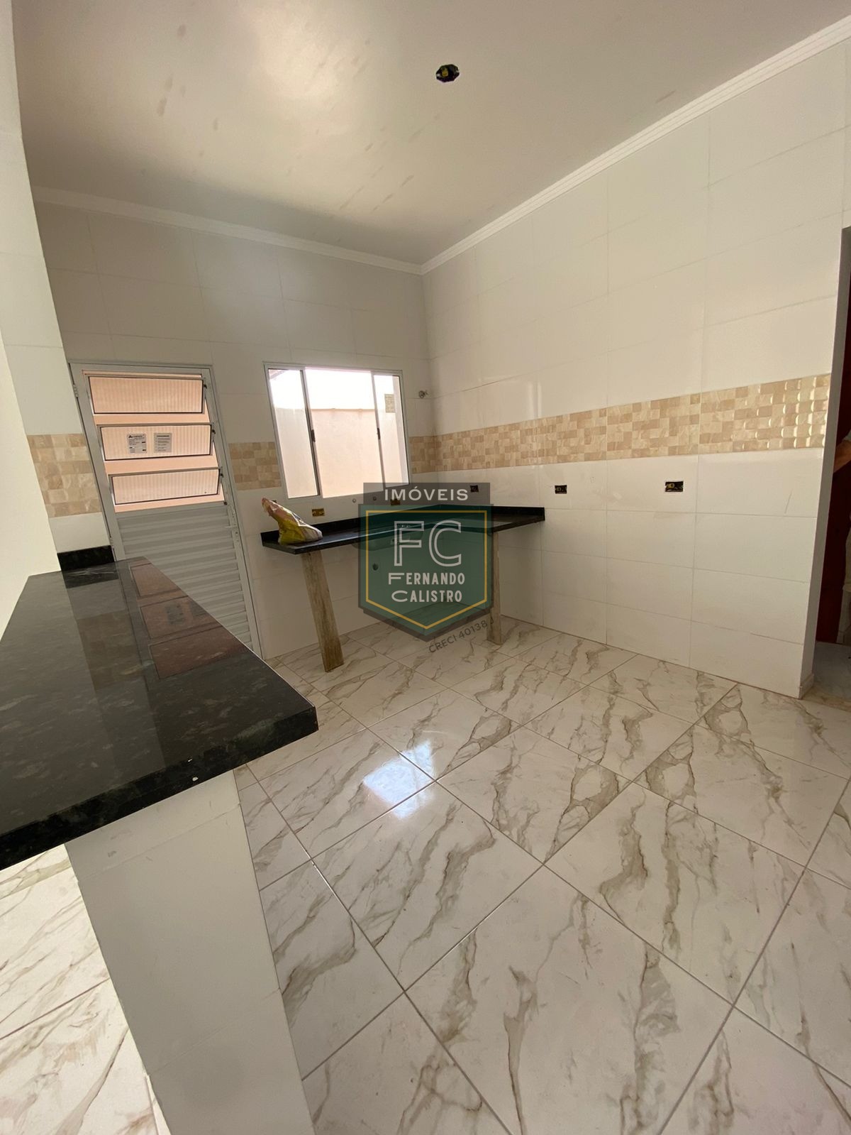 Casa térrea nova, moderna, 2 dormitórios (1 suíte), quintal,