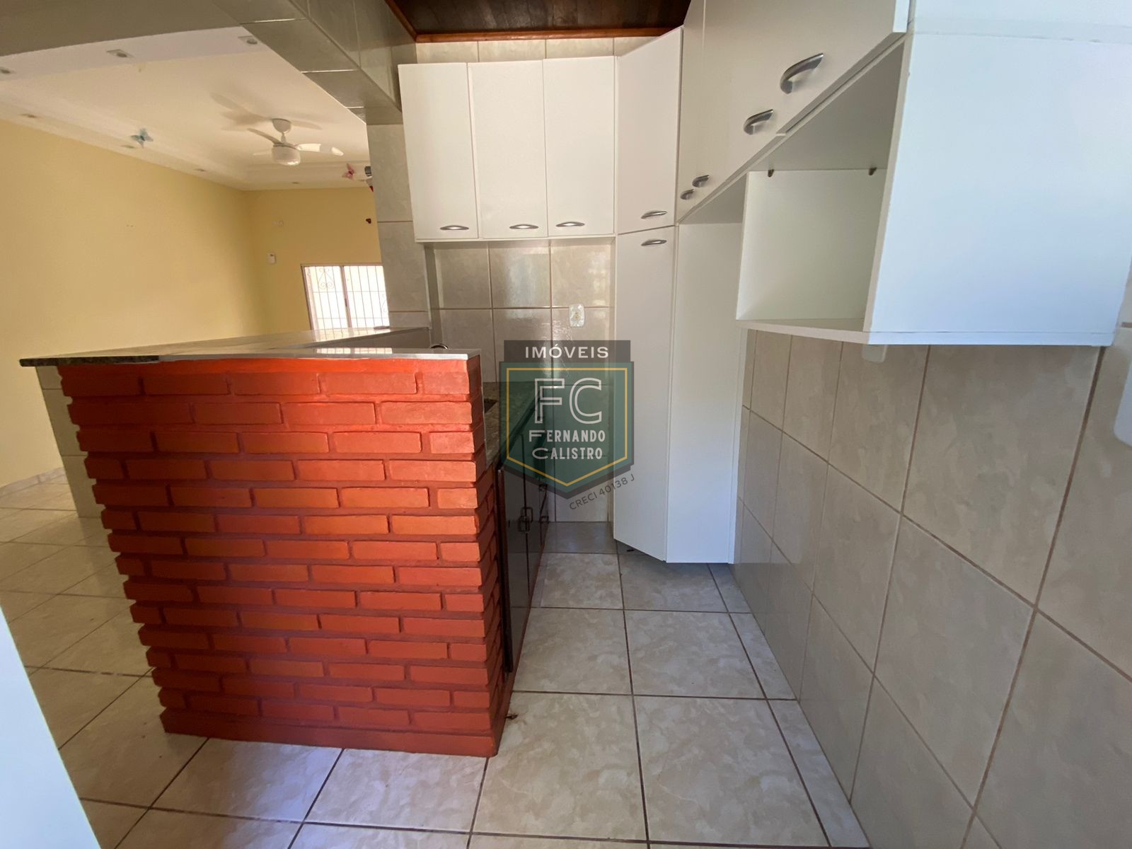 Casa com 2 dormitórios (1 suíte), 2 vagas cobertas, proxima a comércio e estrada, só R$270 mil, financiamento bancario e direto, itaóca, mongaguá/sp