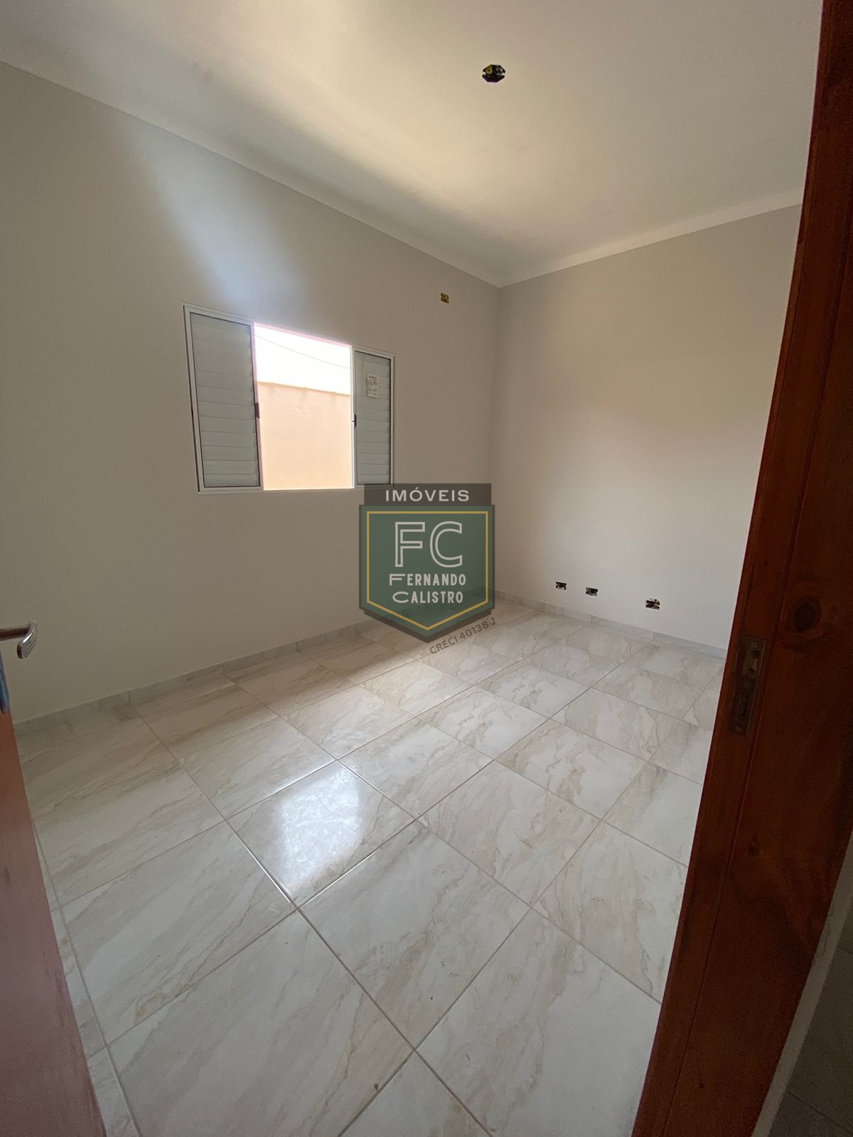 Casa térrea nova, moderna, 2 dormitórios (1 suíte), quintal,