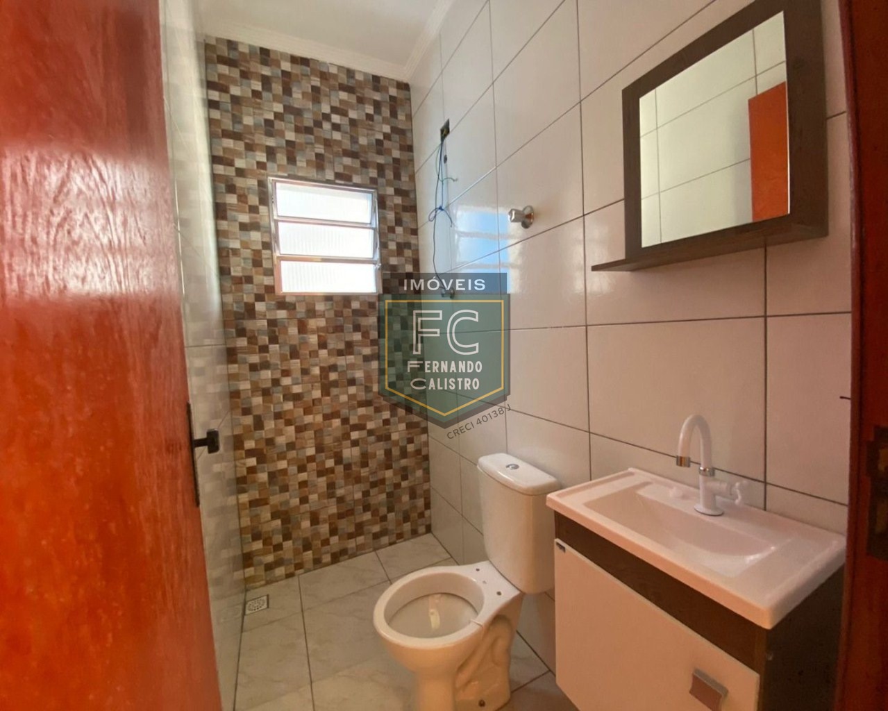 Casa térrea nova 2 dormitórios (1 suíte), quintal c/ piscina e churrasqueira, 3 vagas, só R$ 290.000! financiamento bancário, lado pista, mongaguá sp