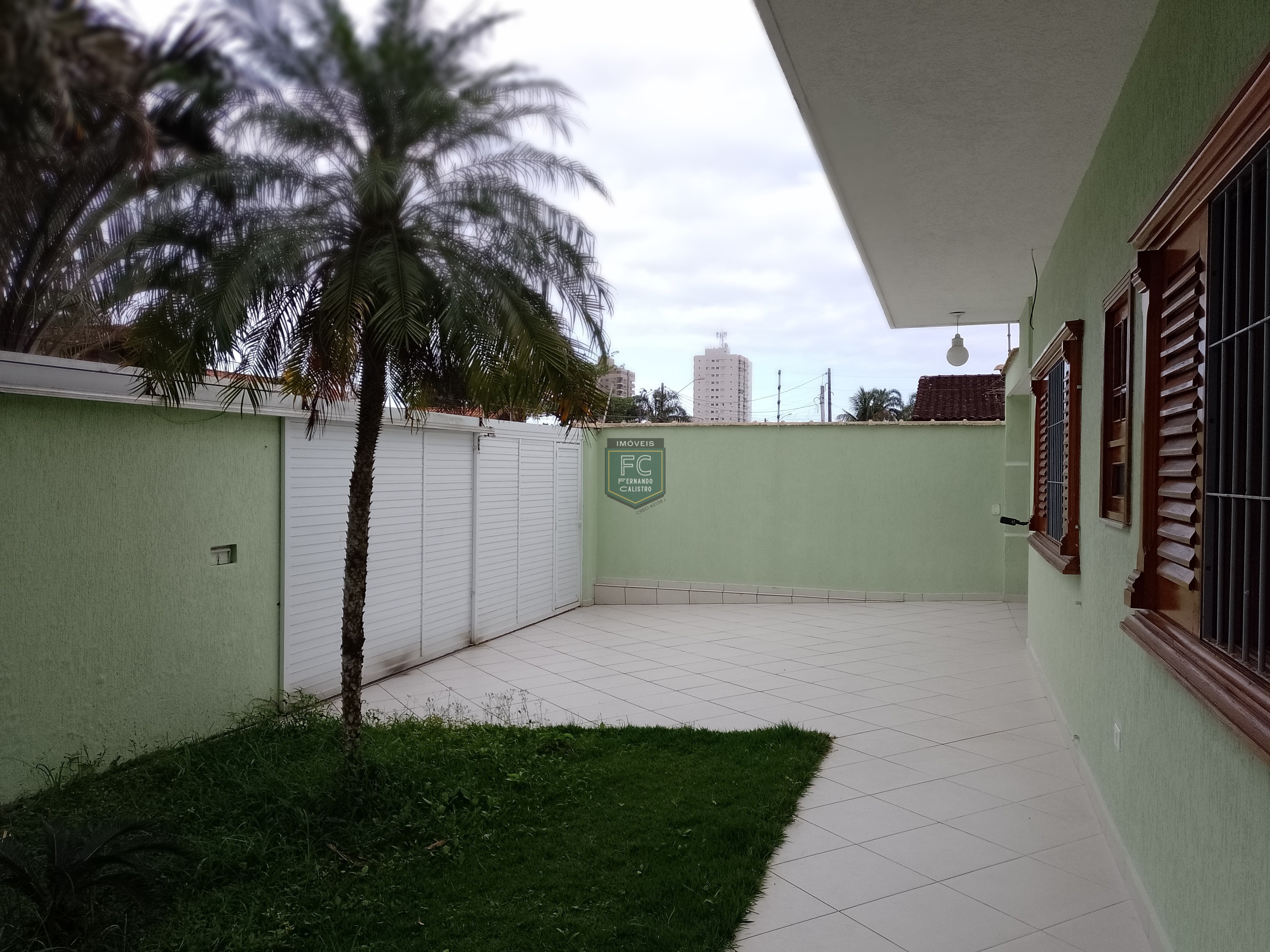 Casa térrea isolada 3 dormitórios (2 suítes) dorm. Serviço, 