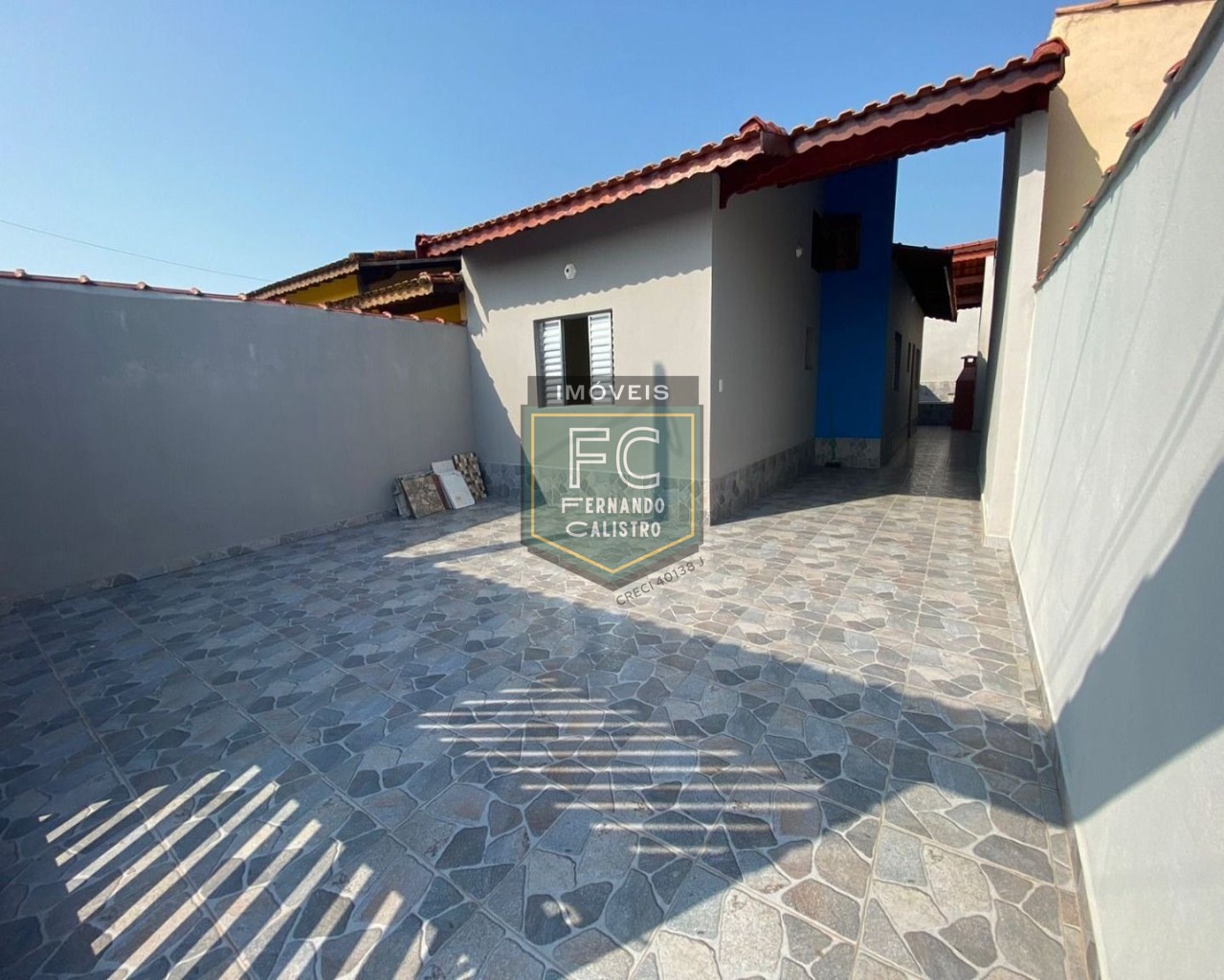 Casa térrea nova 2 dormitórios (1 suíte), quintal c/ piscina