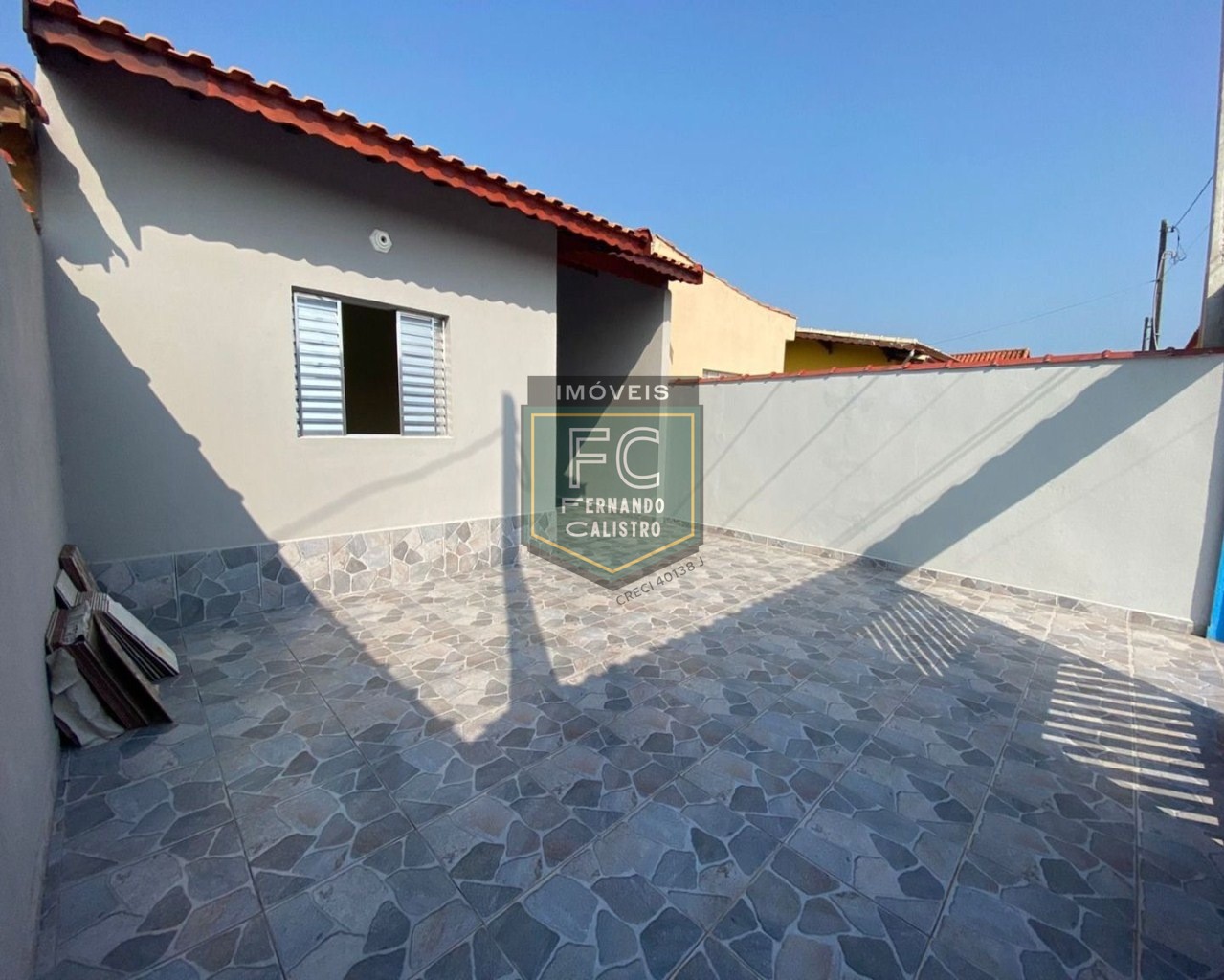 Casa térrea nova 2 dormitórios (1 suíte), quintal c/ piscina