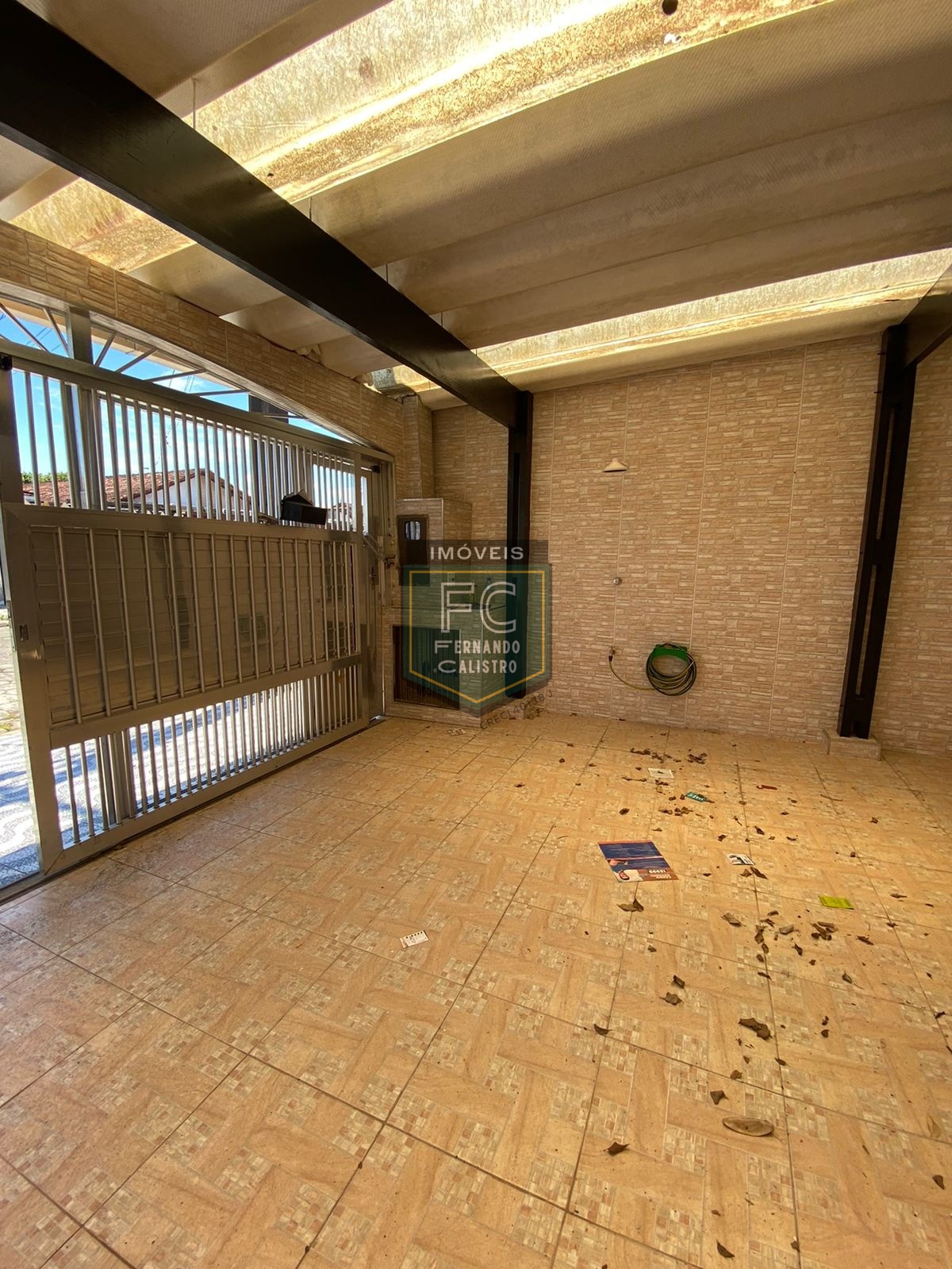 Casa com 2 dormitórios (1 suíte), 2 vagas cobertas, proxima 