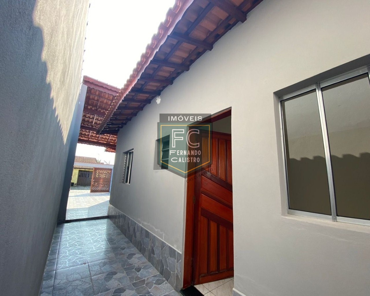 Casa térrea nova 2 dormitórios (1 suíte), quintal c/ piscina