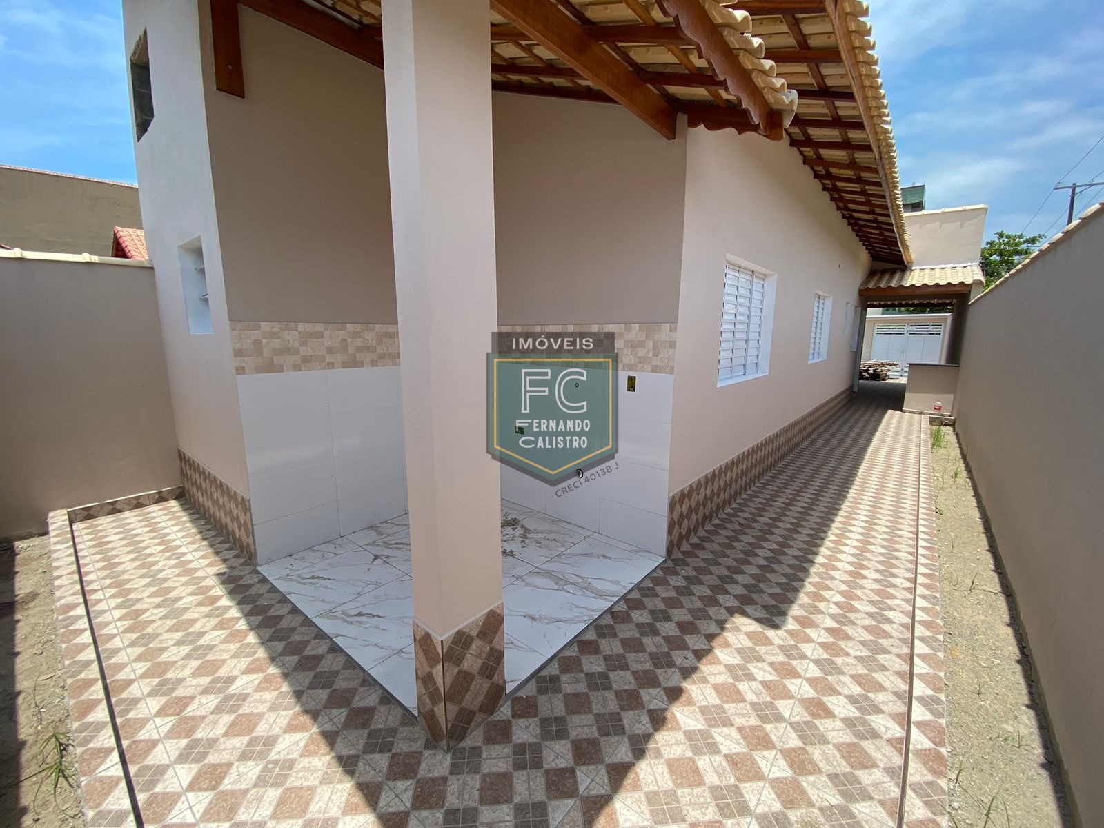 Casa térrea nova, moderna, 2 dormitórios (1 suíte), quintal,