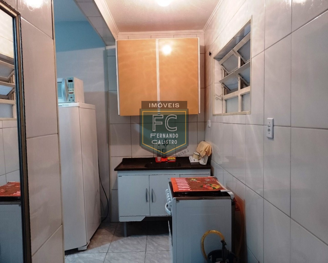Kitnet térreo, reformado, mobiliado, 1 vaga, 350 mts da praia, local estratégico, ótimo investimento! aceita financiamento! jd. Real, praia grande/sp