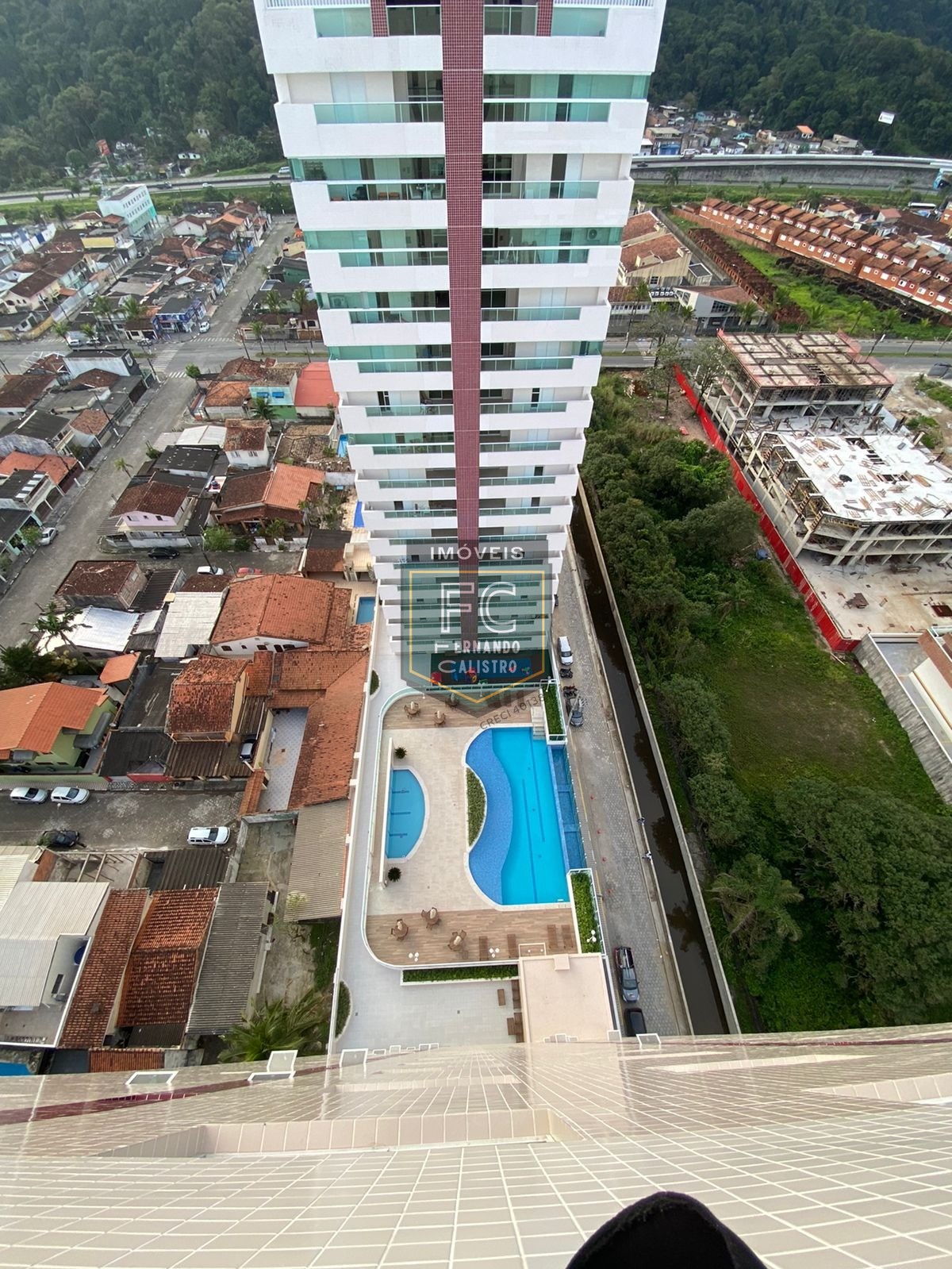 Apartamento novo andar alto, pronto, varanda gourmet c/ vista p/ o mar, 2 dormitórios (1 suíte), piso laminado, local nobre, jd. Luciana, mongaguá-sp