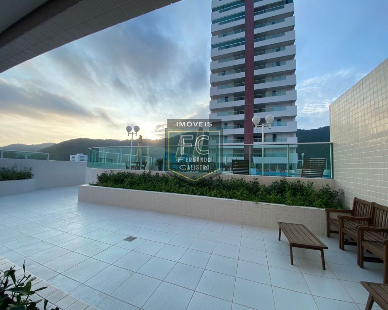 Apartamento novo andar alto, pronto, varanda gourmet c/ vista p/ o mar, 2 dormitórios (1 suíte), piso laminado, local nobre, jd. Luciana, mongaguá-sp