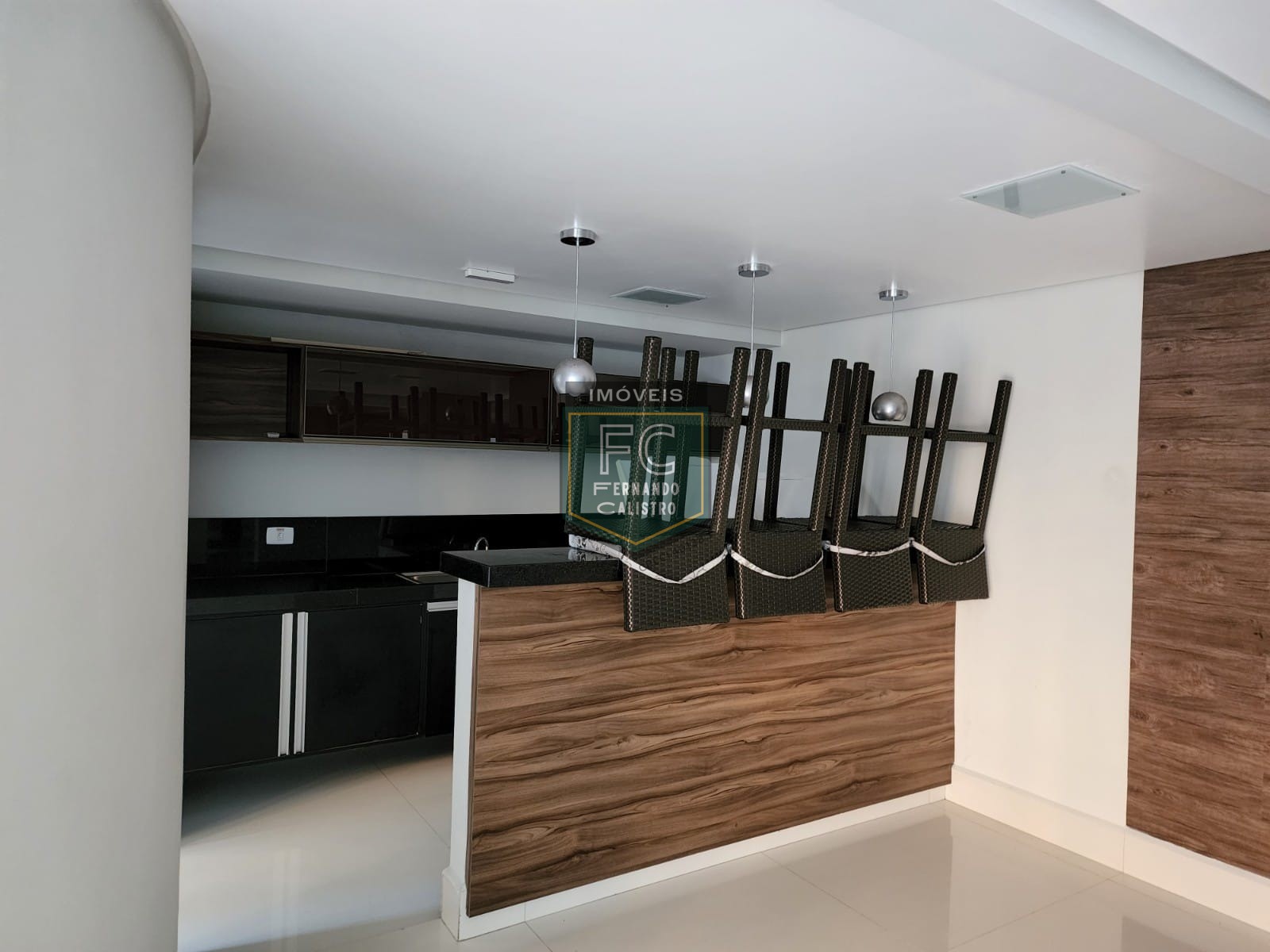 Apartamento Altíssimo Padrão 3 Suítes, Varanda Envidraçada c/ Churrasqueira e Vista p/ o Mar, Passos da Praia, 3 Vagas, V. Caiçara, Praia Grande SP