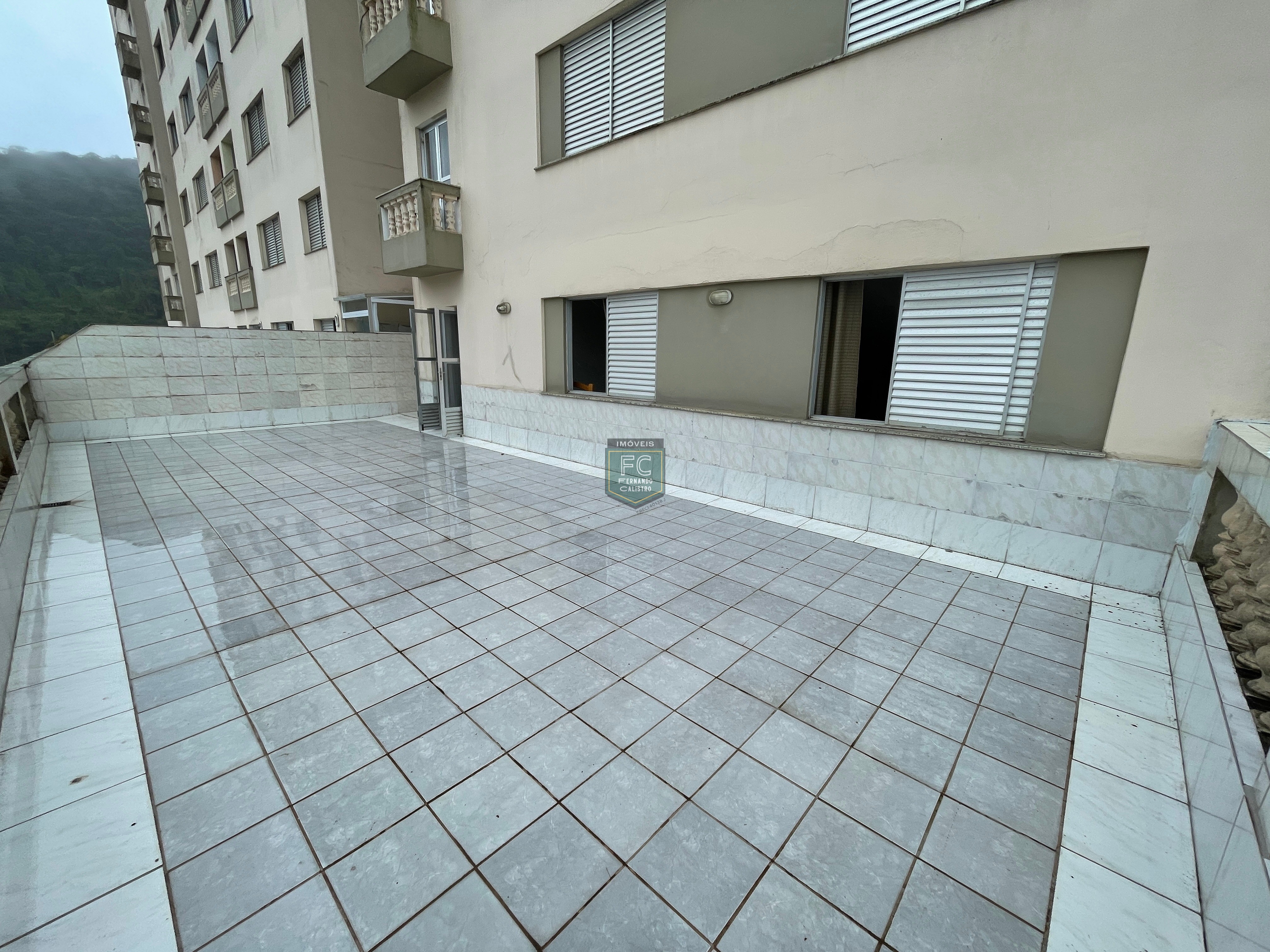 Apartamento Tipo Garden, com 2 Dormitórios e Terraço / Quintal com vista para o mar, e alguns passos da praia, no Coração do Centro, Mongaguá - SP
