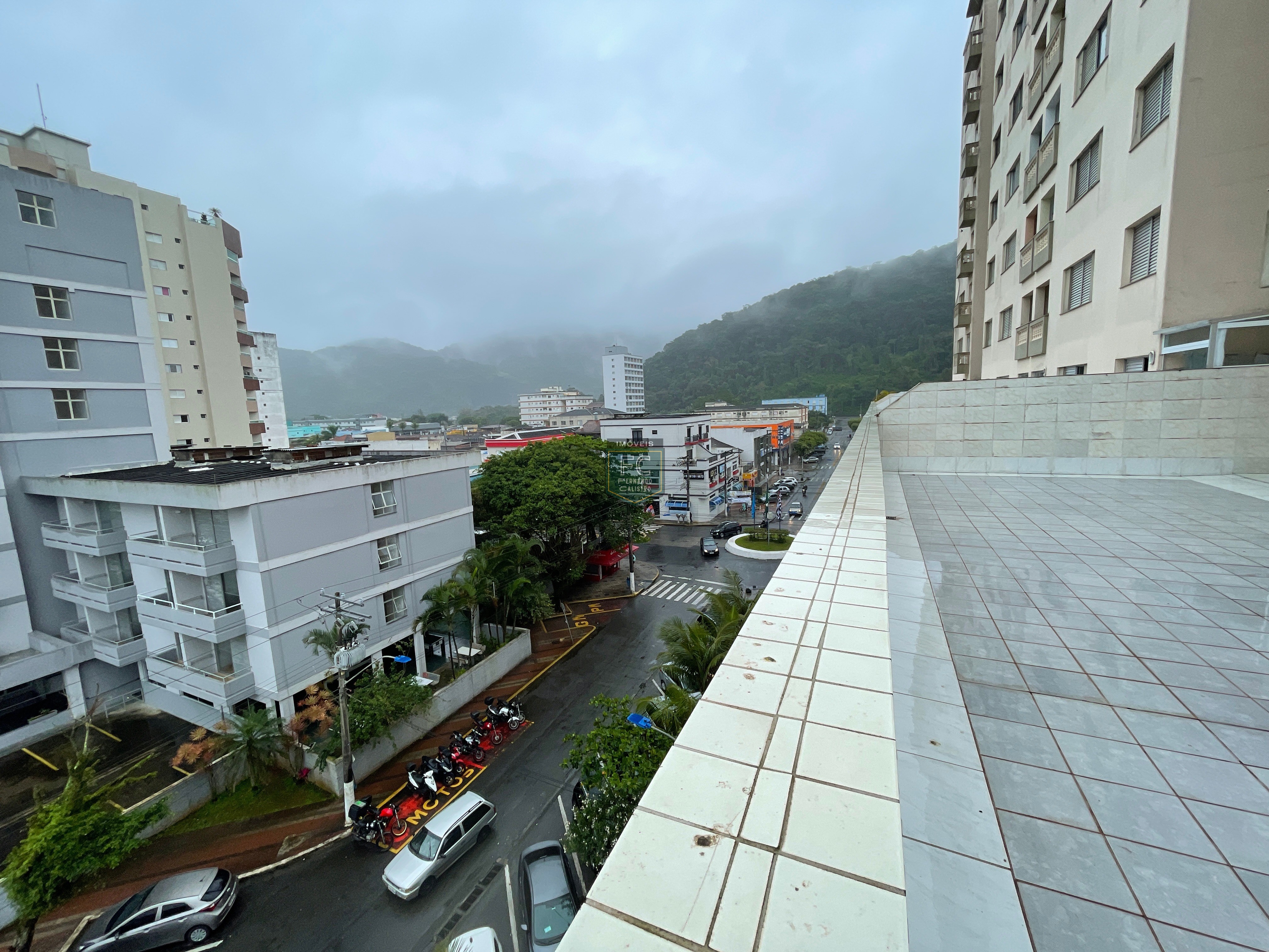 Apartamento Tipo Garden, com 2 Dormitórios e Terraço / Quintal com vista para o mar, e alguns passos da praia, no Coração do Centro, Mongaguá - SP