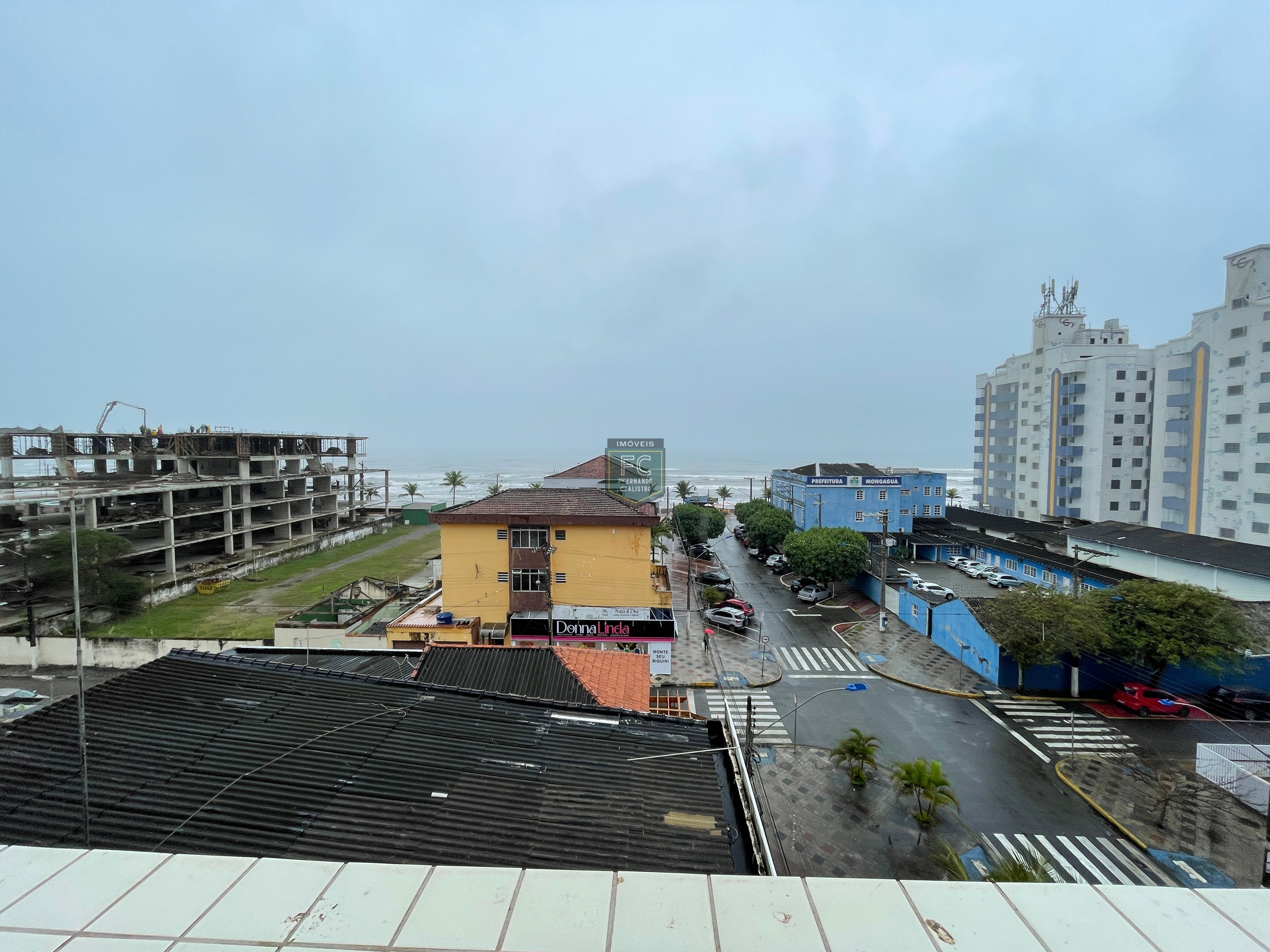 Apartamento Tipo Garden, com 2 Dormitórios e Terraço / Quintal com vista para o mar, e alguns passos da praia, no Coração do Centro, Mongaguá - SP