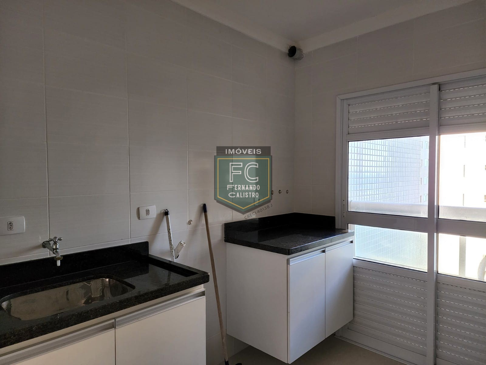 Apartamento Altíssimo Padrão 3 Suítes, Varanda Envidraçada c/ Churrasqueira e Vista p/ o Mar, Passos da Praia, 3 Vagas, V. Caiçara, Praia Grande SP