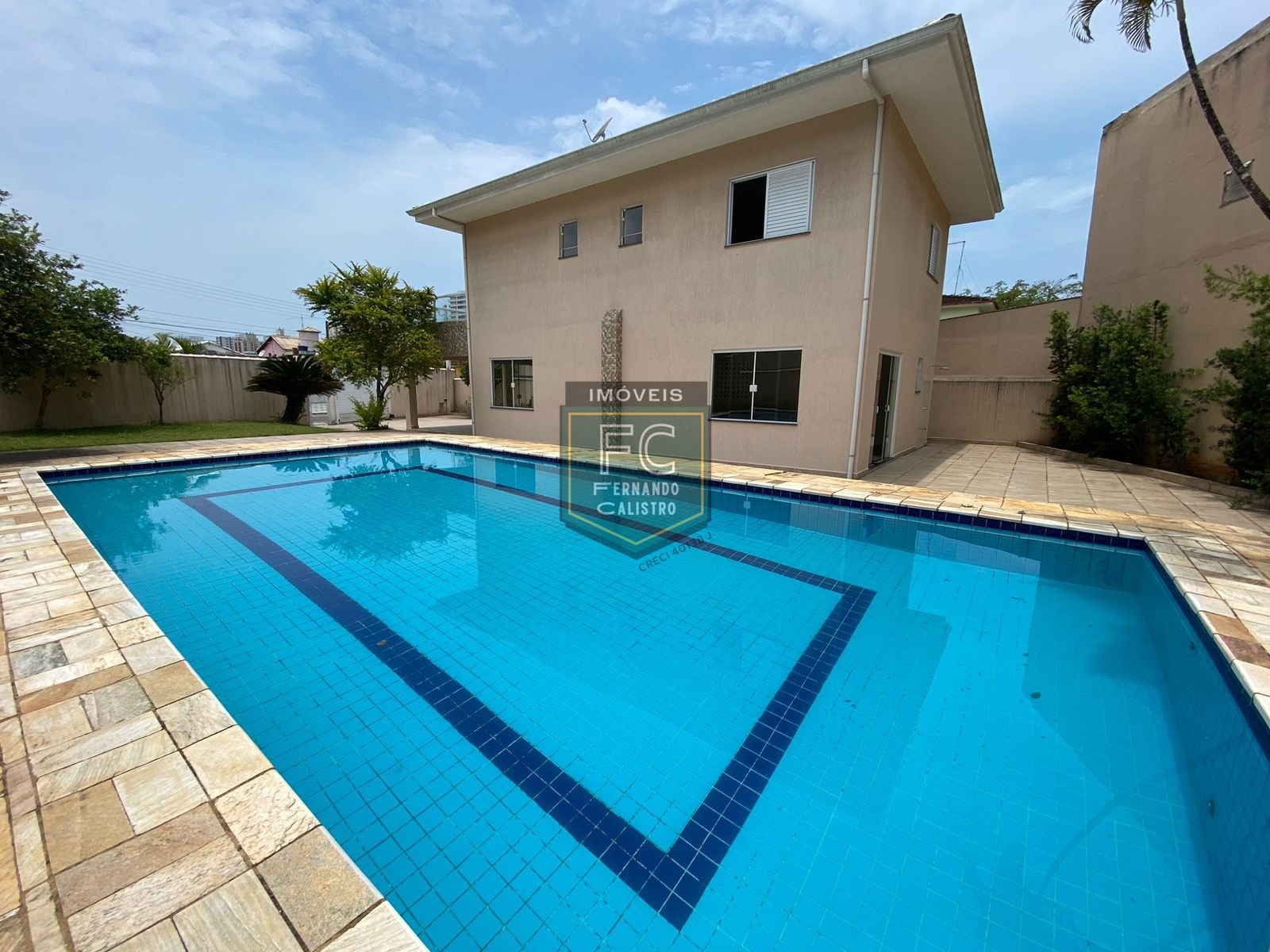 Espaçoso sobrado altissimo padrão 4 dormitórios (2 suítes), 165 m², piscina, área gourmet completa, 4 vagas, local nobre e valorizado, flórida, pg/sp