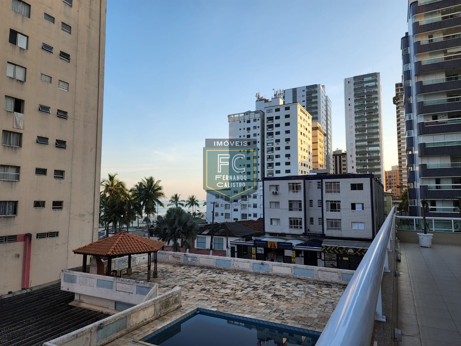 Apartamento Altíssimo Padrão 3 Suítes, Varanda Envidraçada c/ Churrasqueira e Vista p/ o Mar, Passos da Praia, 3 Vagas, V. Caiçara, Praia Grande SP