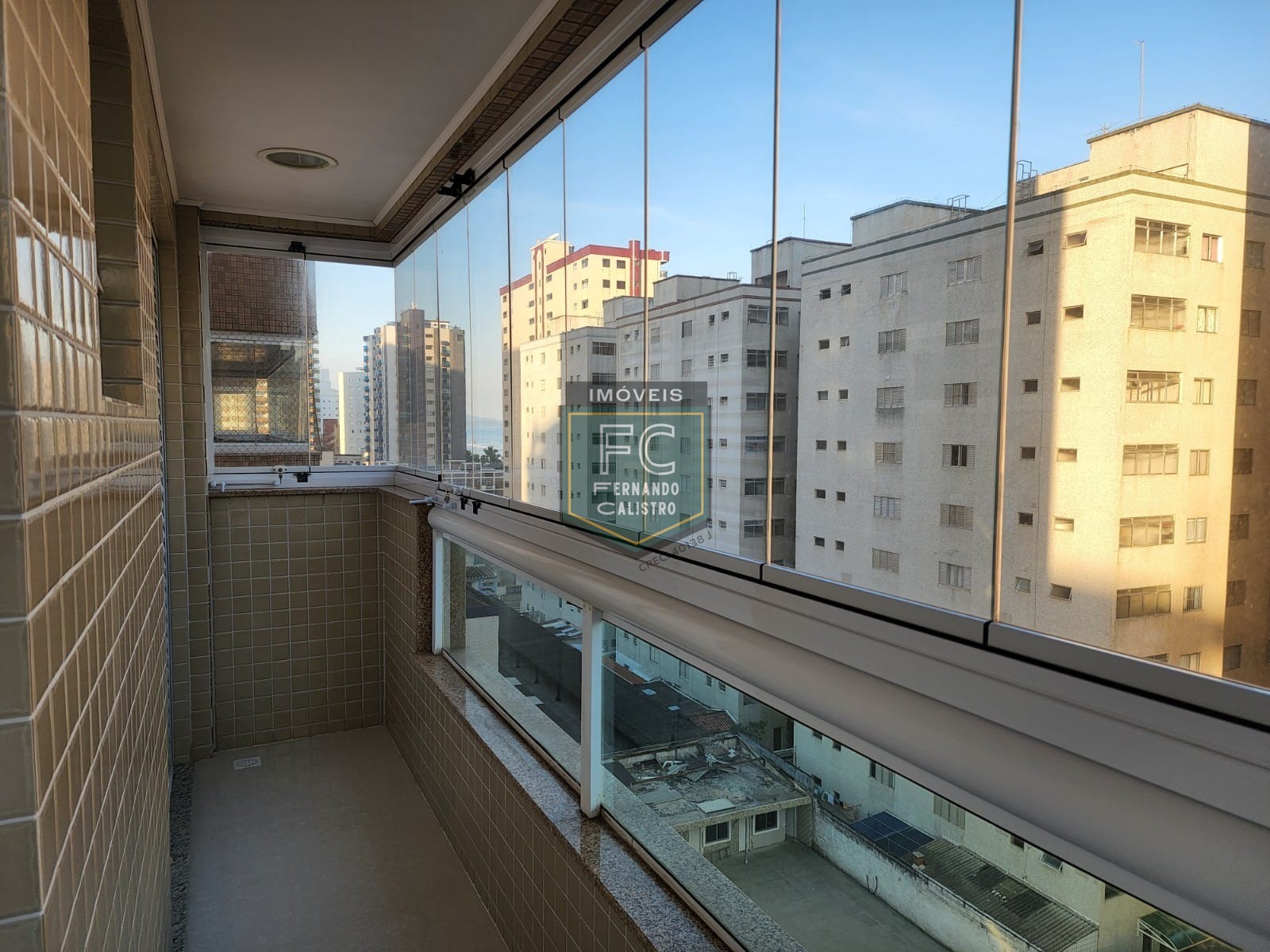 Apartamento Altíssimo Padrão 3 Suítes, Varanda Envidraçada c/ Churrasqueira e Vista p/ o Mar, Passos da Praia, 3 Vagas, V. Caiçara, Praia Grande SP