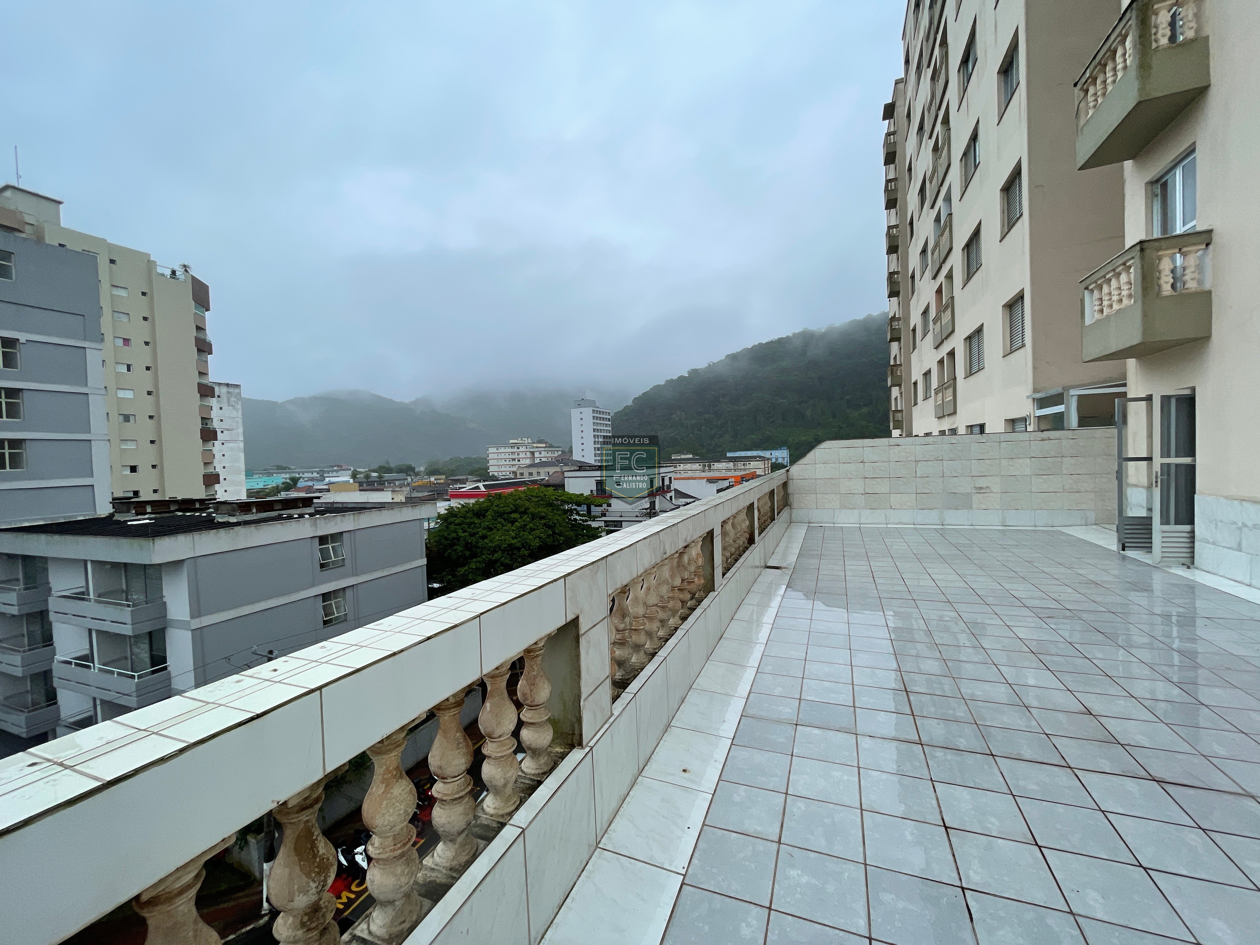 Apartamento Tipo Garden, com 2 Dormitórios e Terraço / Quintal com vista para o mar, e alguns passos da praia, no Coração do Centro, Mongaguá - SP