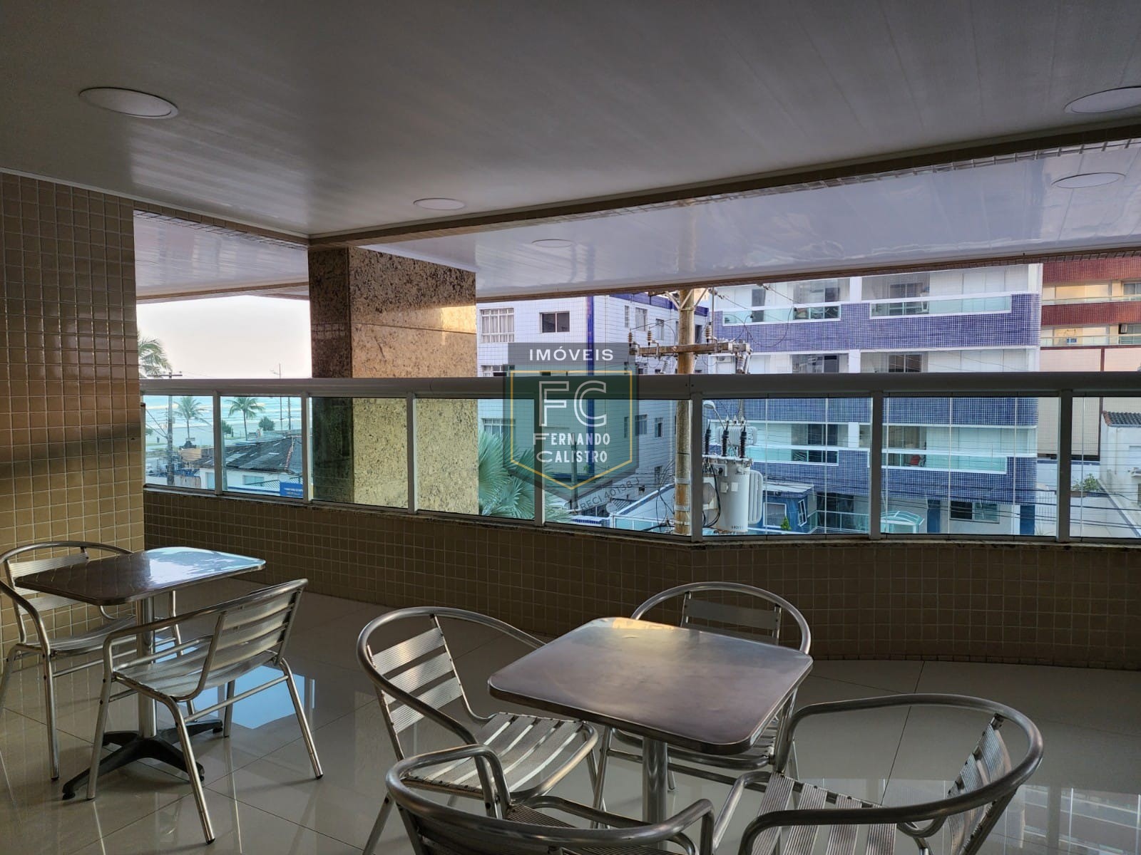 Apartamento Altíssimo Padrão 3 Suítes, Varanda Envidraçada c/ Churrasqueira e Vista p/ o Mar, Passos da Praia, 3 Vagas, V. Caiçara, Praia Grande SP