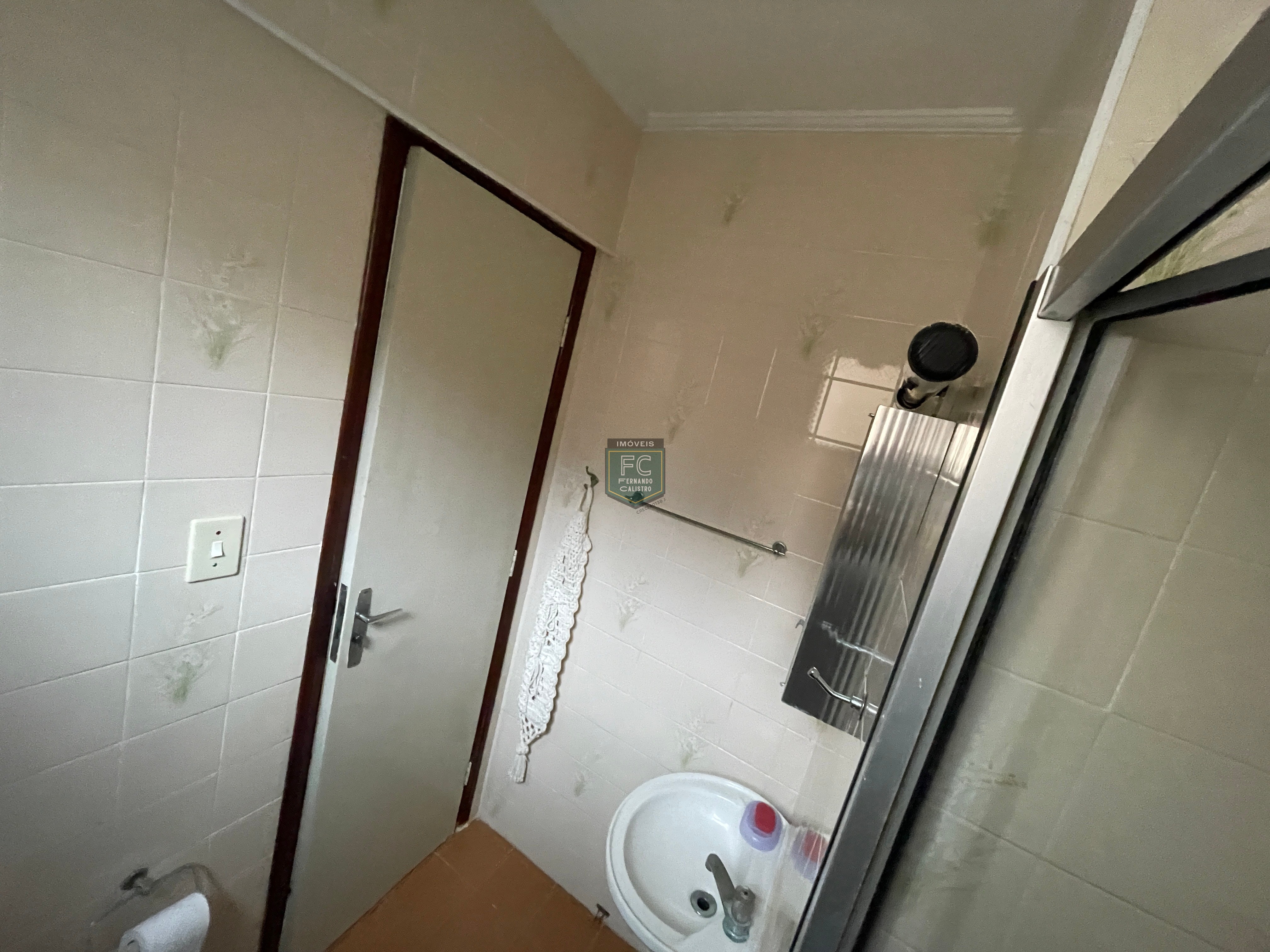 Apartamento Tipo Garden, com 2 Dormitórios e Terraço / Quintal com vista para o mar, e alguns passos da praia, no Coração do Centro, Mongaguá - SP