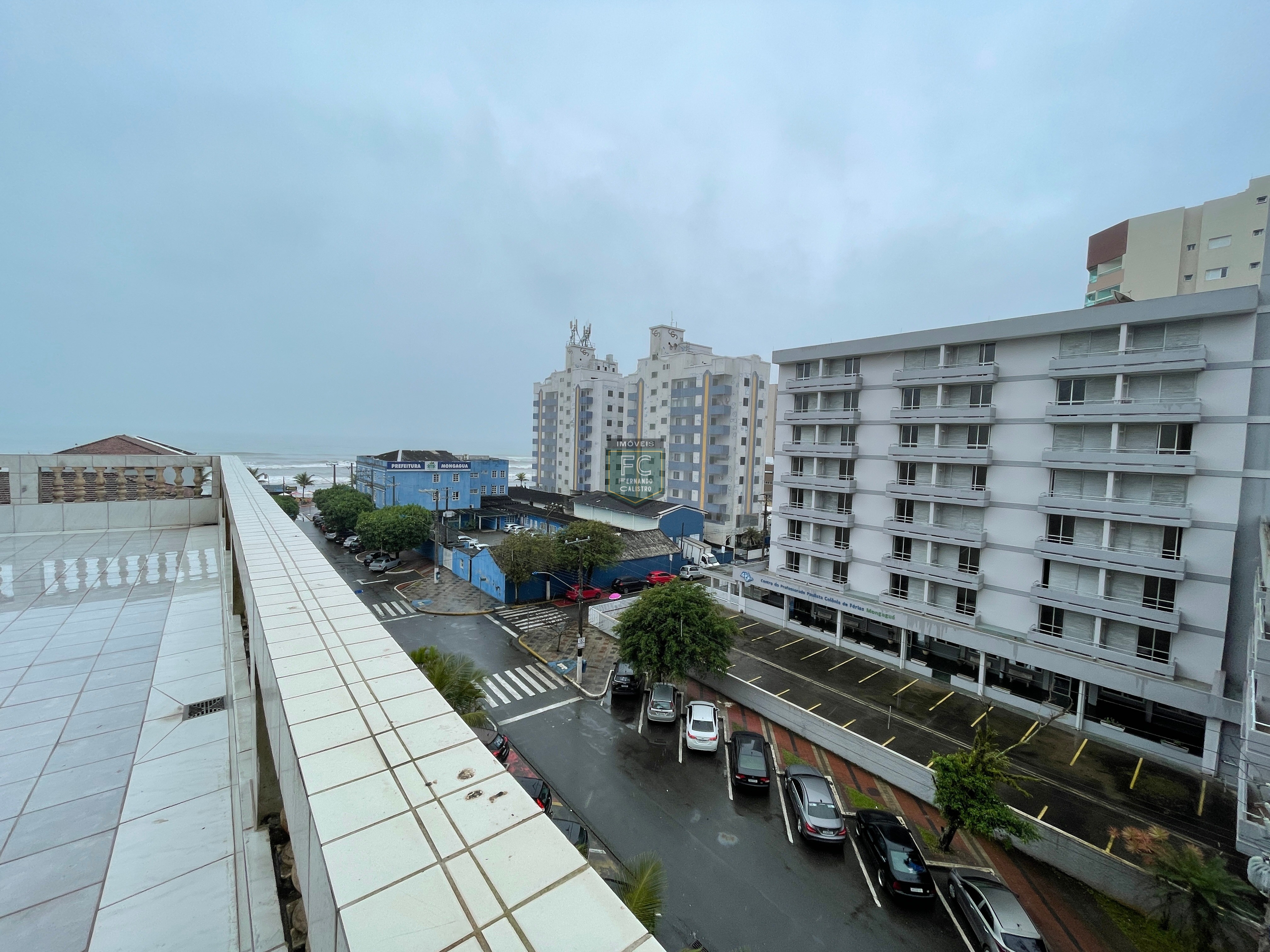 Apartamento Tipo Garden, com 2 Dormitórios e Terraço / Quintal com vista para o mar, e alguns passos da praia, no Coração do Centro, Mongaguá - SP