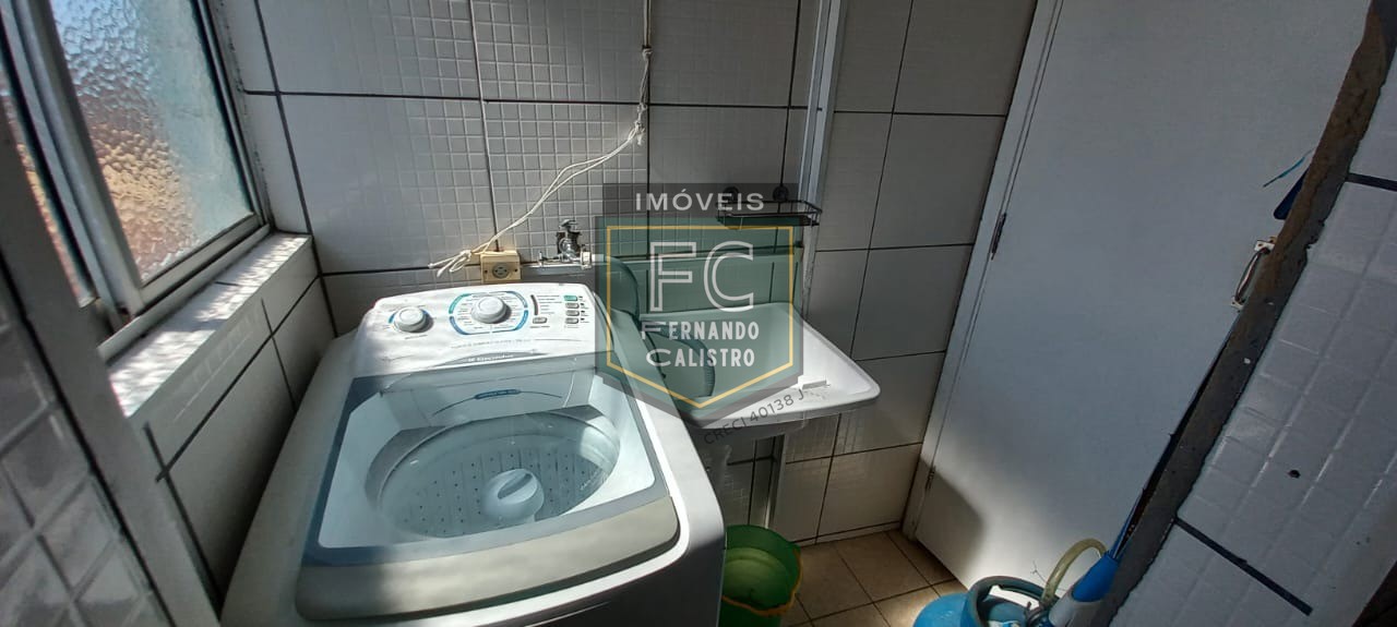 Apartamento 2 dormitórios 2 banheiros amplo de frente para a rua, 1 vaga, condominio com espaço grill, 150 mts da praia, vila caiçara, praia grande sp