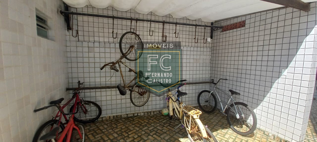 Apartamento 2 dormitórios 2 banheiros amplo de frente para a rua, 1 vaga, condominio com espaço grill, 150 mts da praia, vila caiçara, praia grande sp