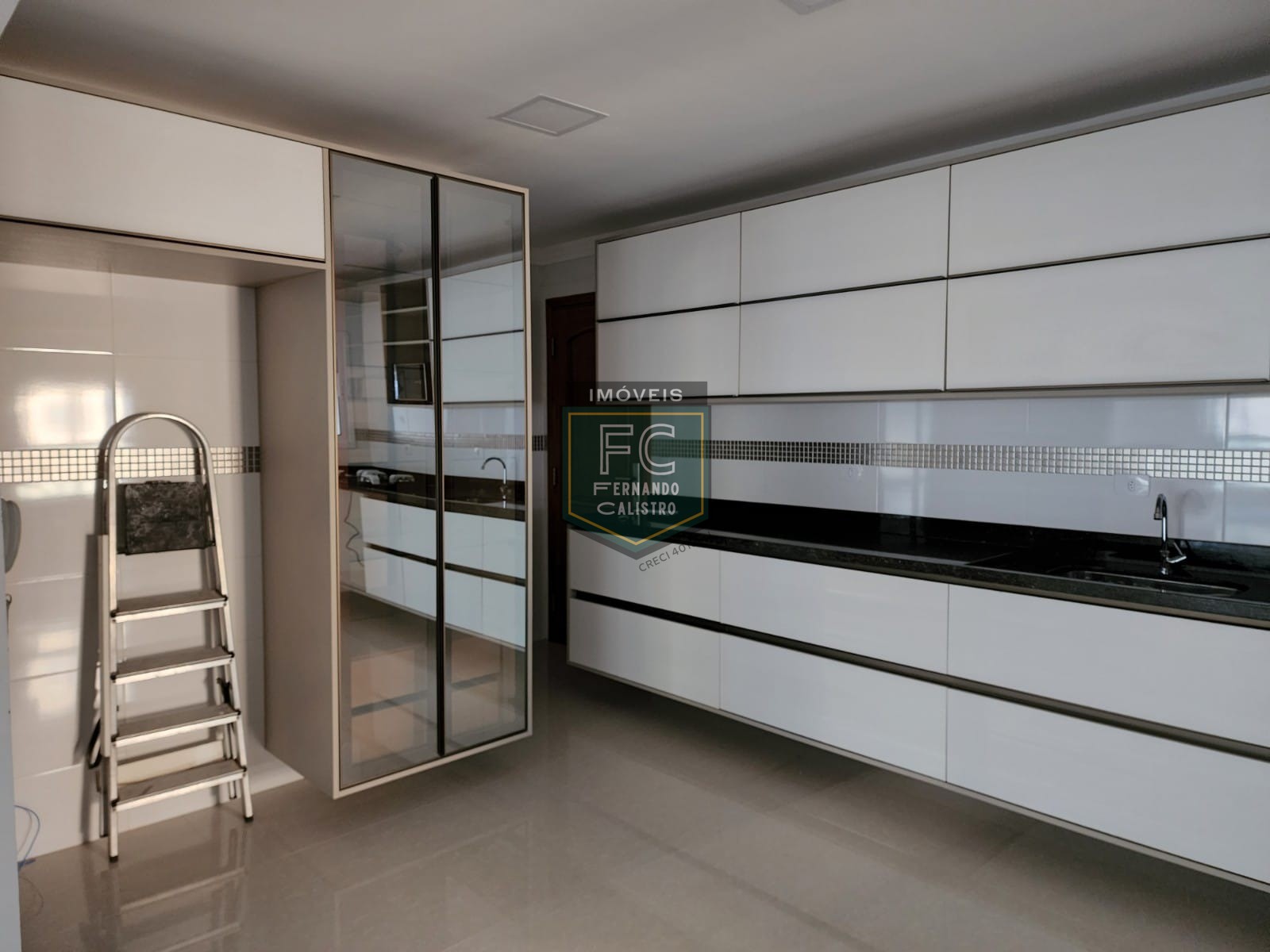 Apartamento Altíssimo Padrão 3 Suítes, Varanda Envidraçada c/ Churrasqueira e Vista p/ o Mar, Passos da Praia, 3 Vagas, V. Caiçara, Praia Grande SP
