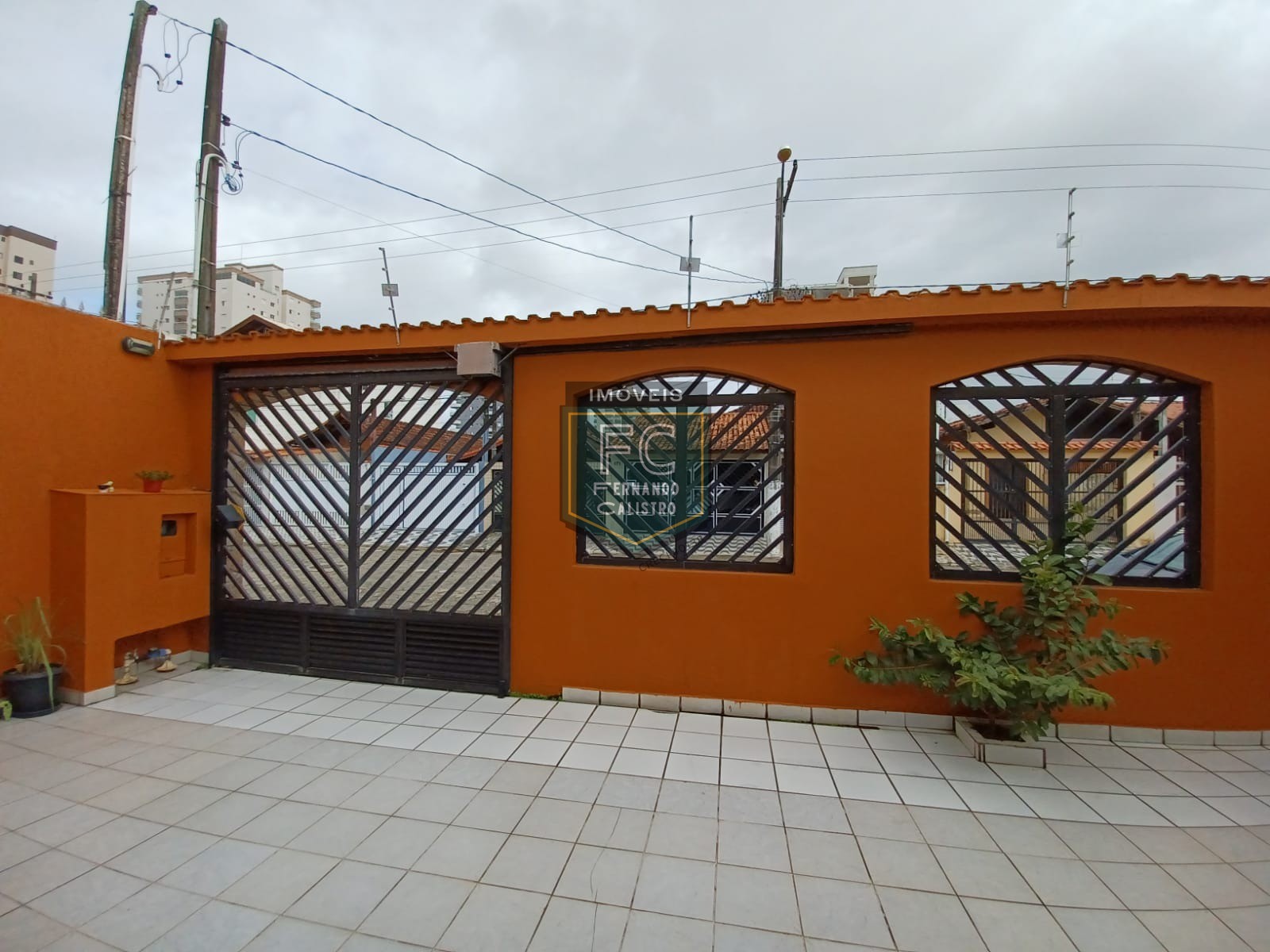 Casa Isolada Lote Inteiro 3 Dormitórios (1 Suíte) + Edícula, Área Gourmet c/ Churrasqueira, 4 Vagas, 160 m² Á. Construída, Caiçara, Praia Grande SP