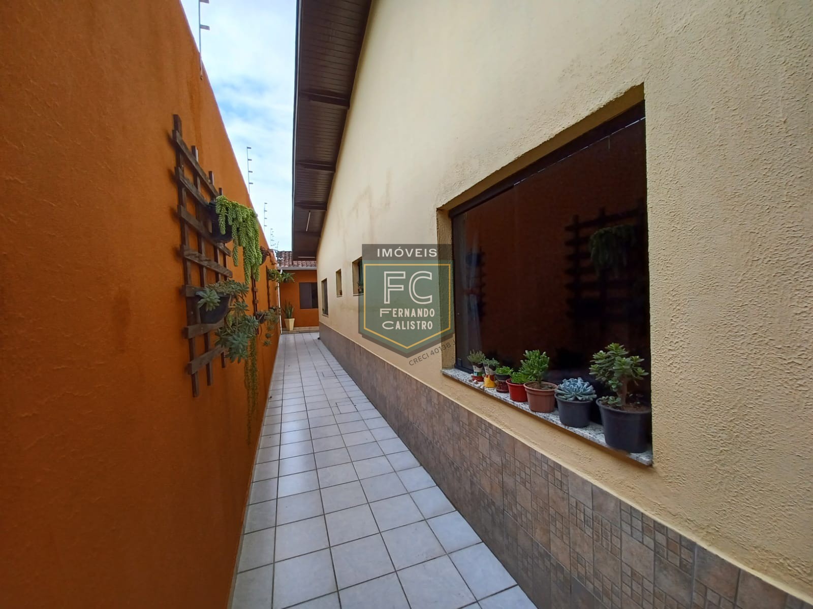 Casa Isolada Lote Inteiro 3 Dormitórios (1 Suíte) + Edícula, Área Gourmet c/ Churrasqueira, 4 Vagas, 160 m² Á. Construída, Caiçara, Praia Grande SP