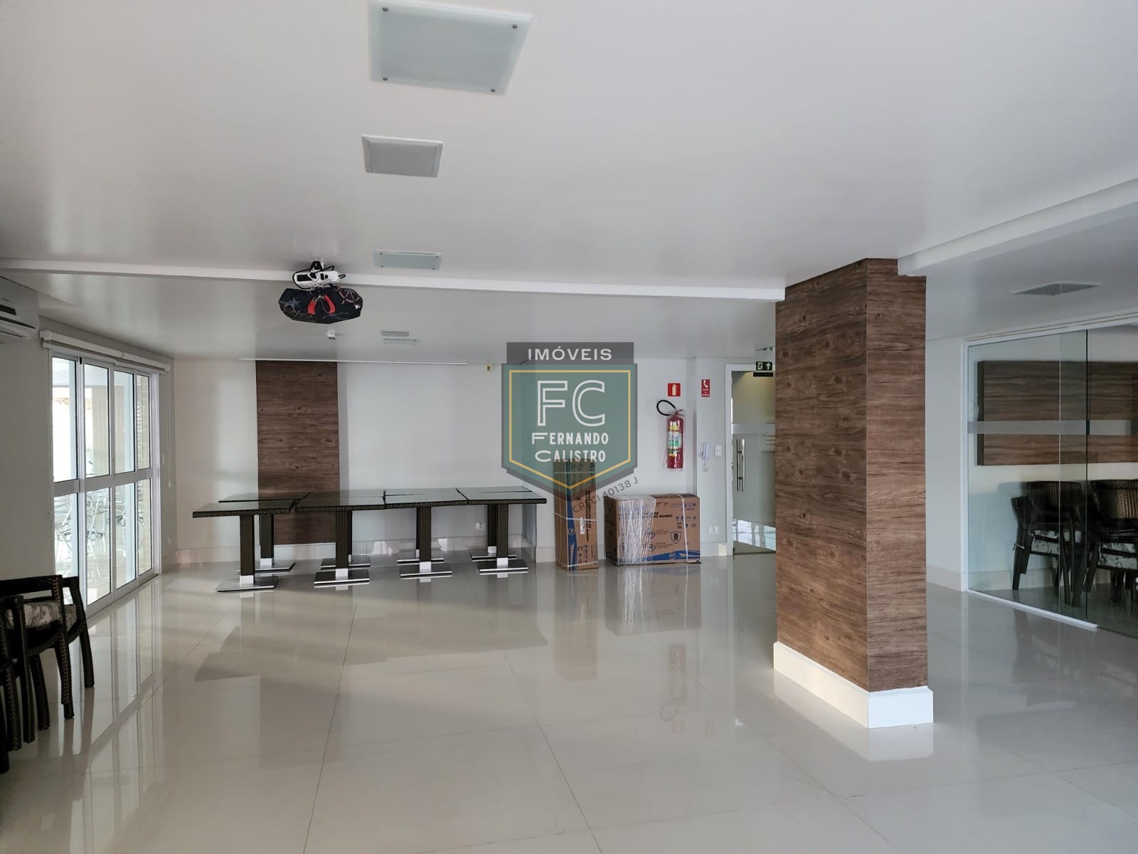 Apartamento Altíssimo Padrão 3 Suítes, Varanda Envidraçada c/ Churrasqueira e Vista p/ o Mar, Passos da Praia, 3 Vagas, V. Caiçara, Praia Grande SP
