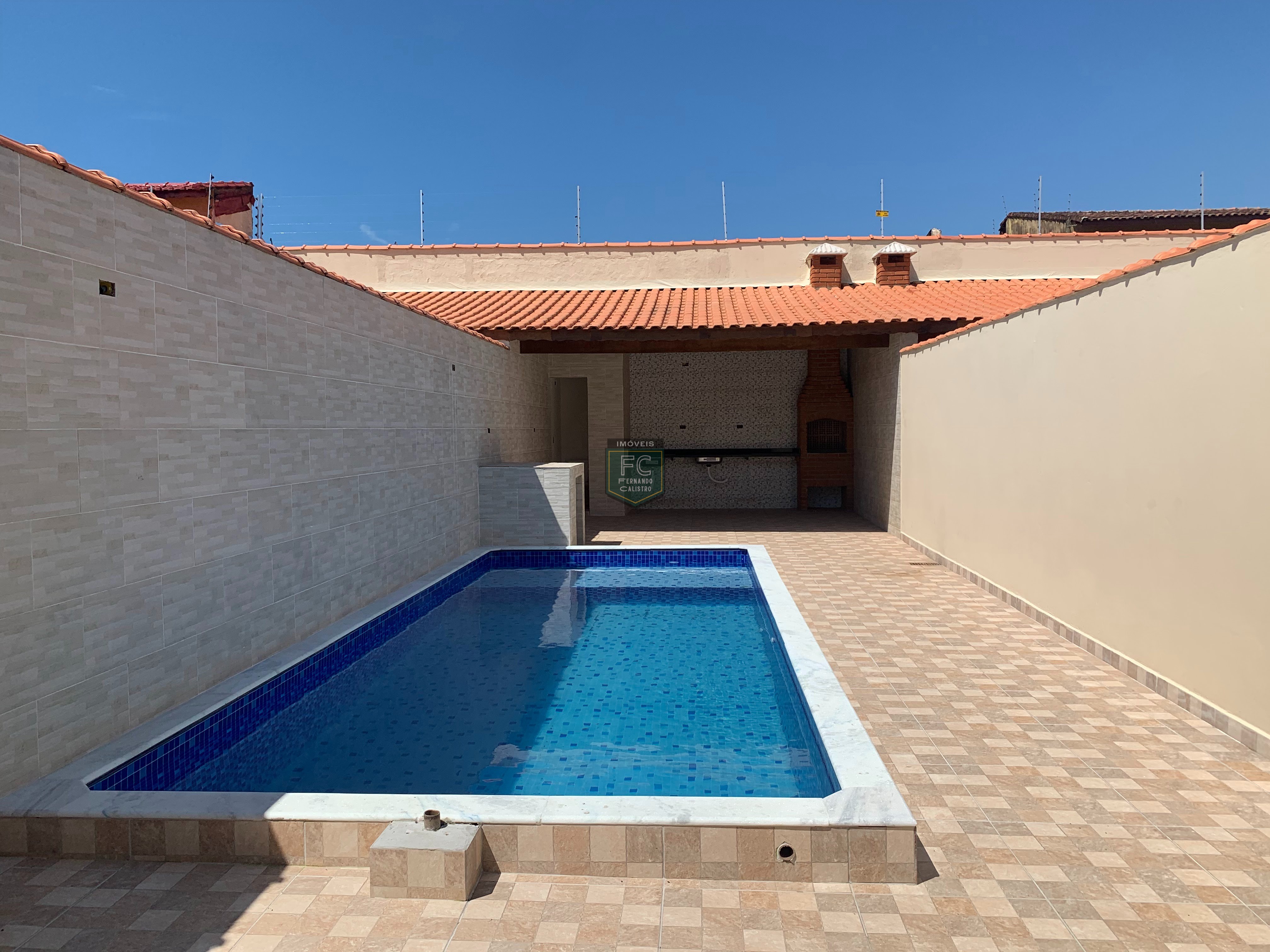 Casas geminadas térreas novas próx. A praia, 3 dormitórios (1 suite), piscina, espaço gourmet c/ churrasqueira, 2 vagas, v. Anhanguera, mongaguá - sp