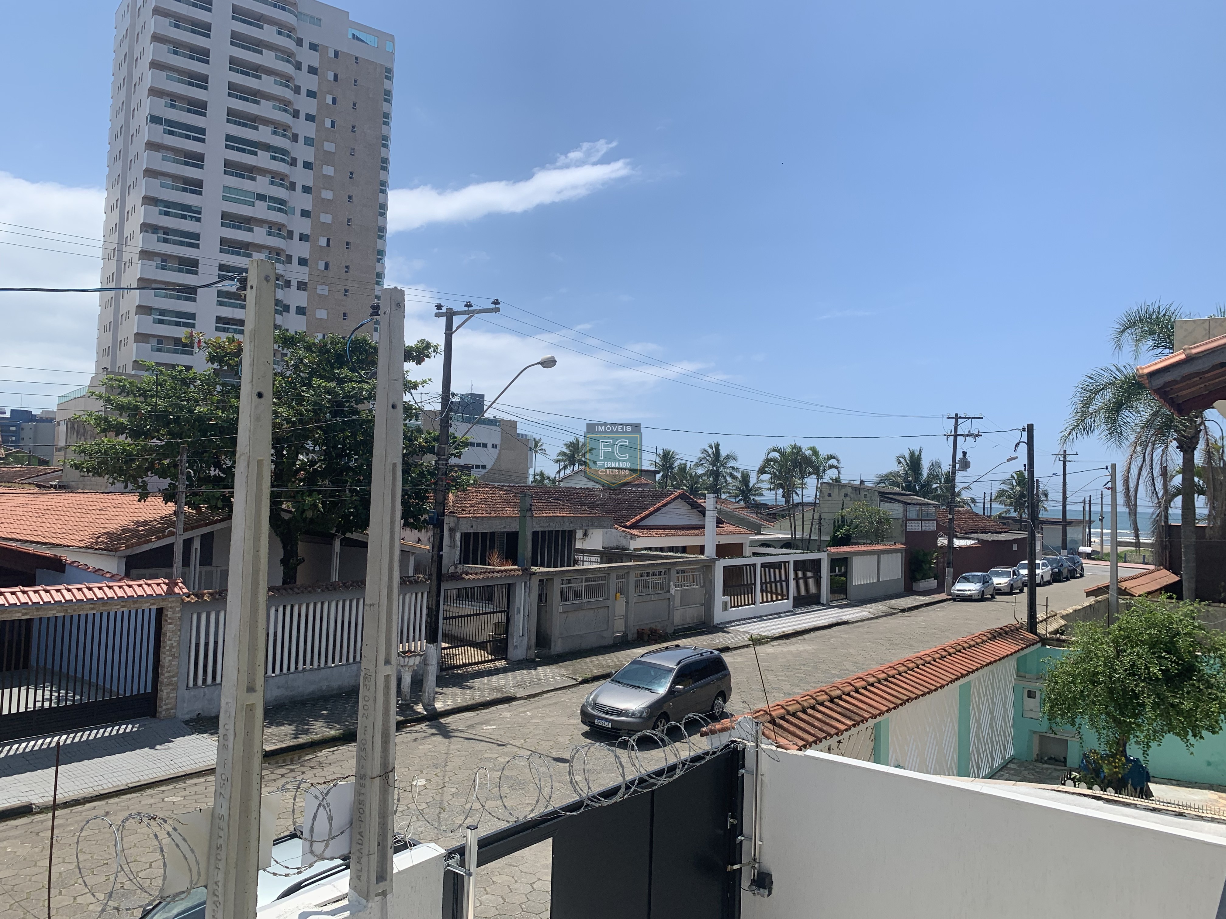 Sobrado moderno novo alto padrão 3 dormitórios (3 suítes), piscina, 2 vagas, 100 mts da praia, local nobre e central, jd. Aguapeú, mongaguá/sp